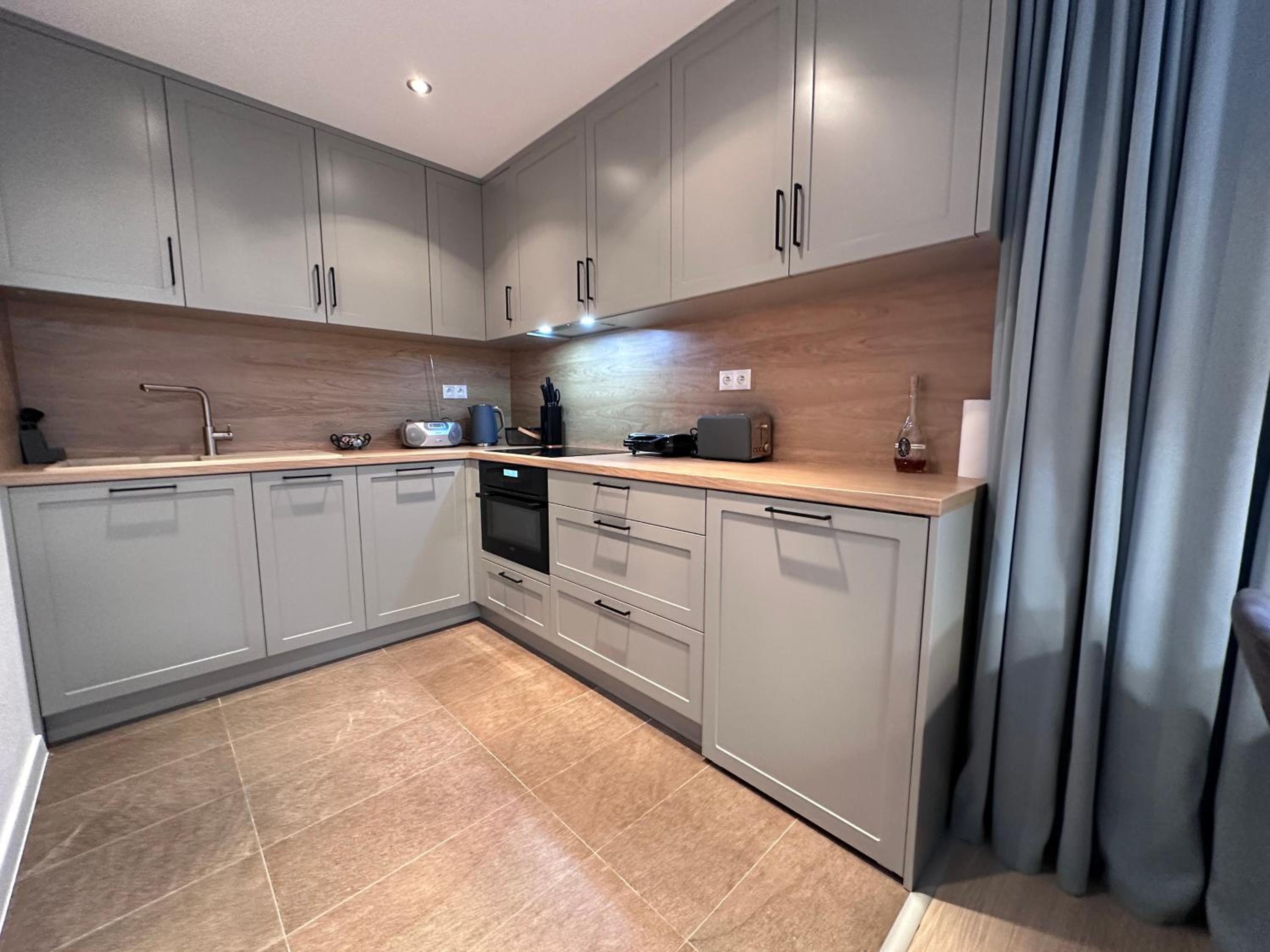 One-Bedroom Apartment with Balcony and Mountain View photo 2