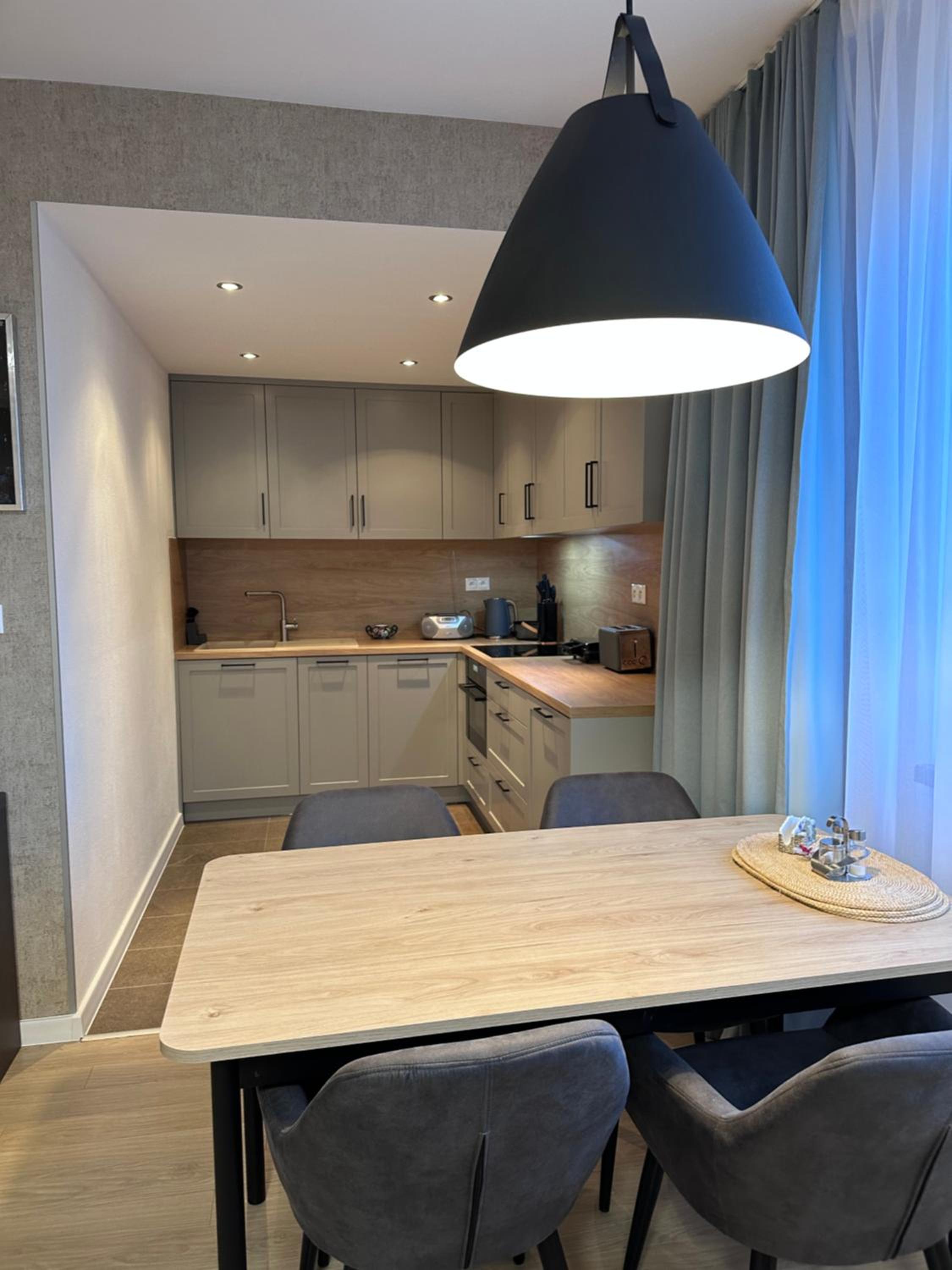 One-Bedroom Apartment with Balcony and Mountain View photo 3