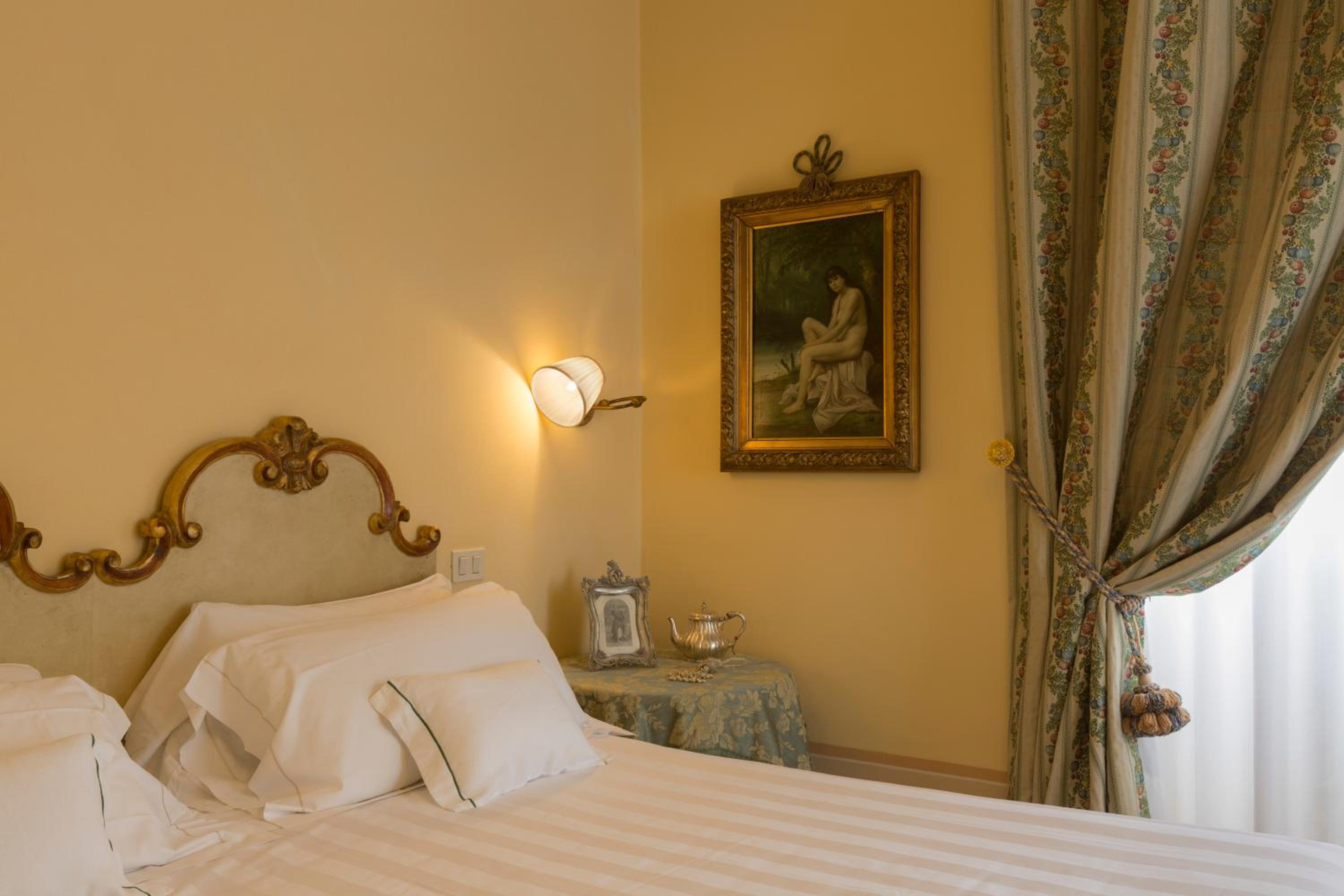 King Suite with Panoramic View - Photo 3