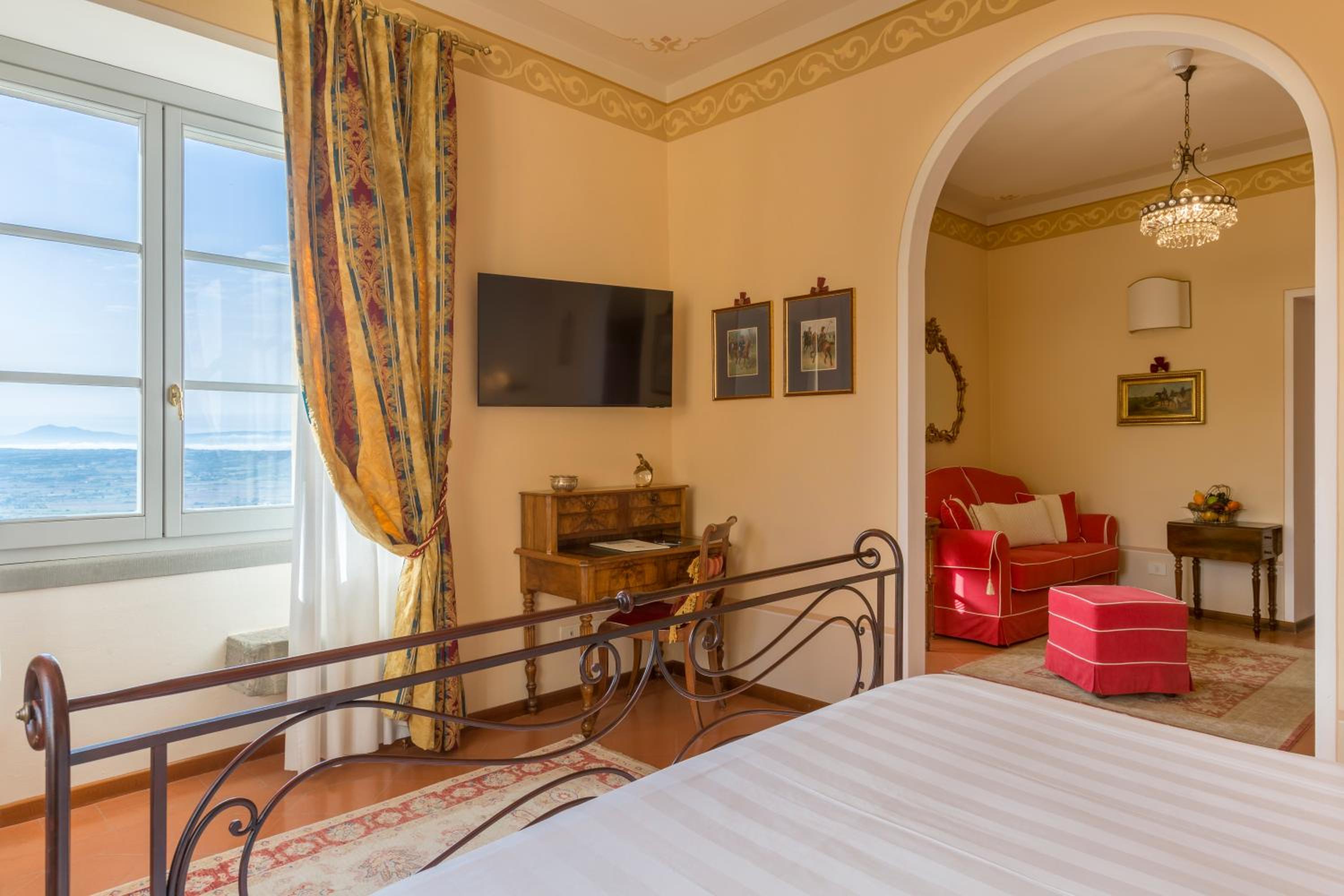 King Suite with Panoramic View - Photo 11