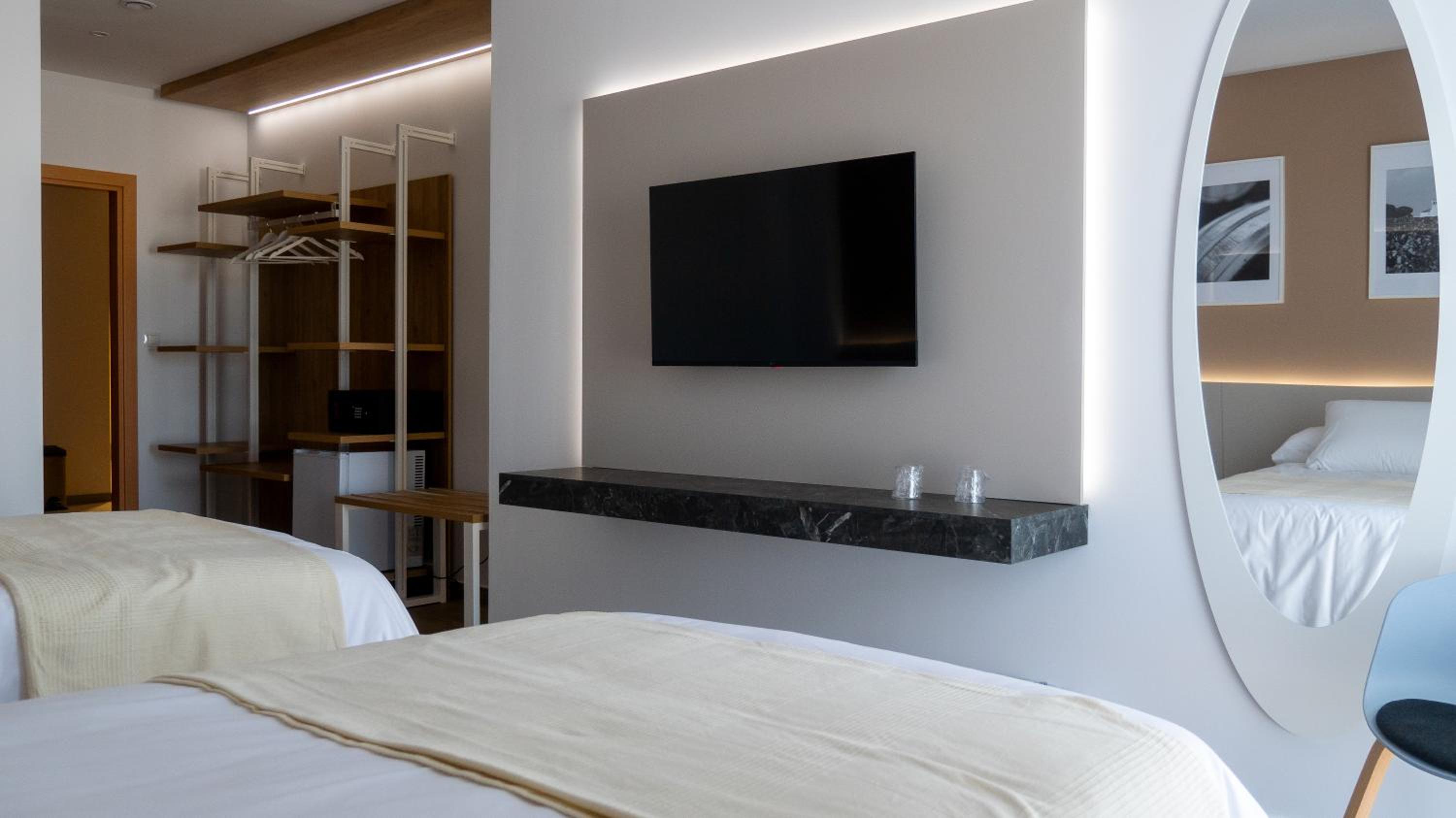 Queen Room with Two Queen Beds - Disability Access photo 3