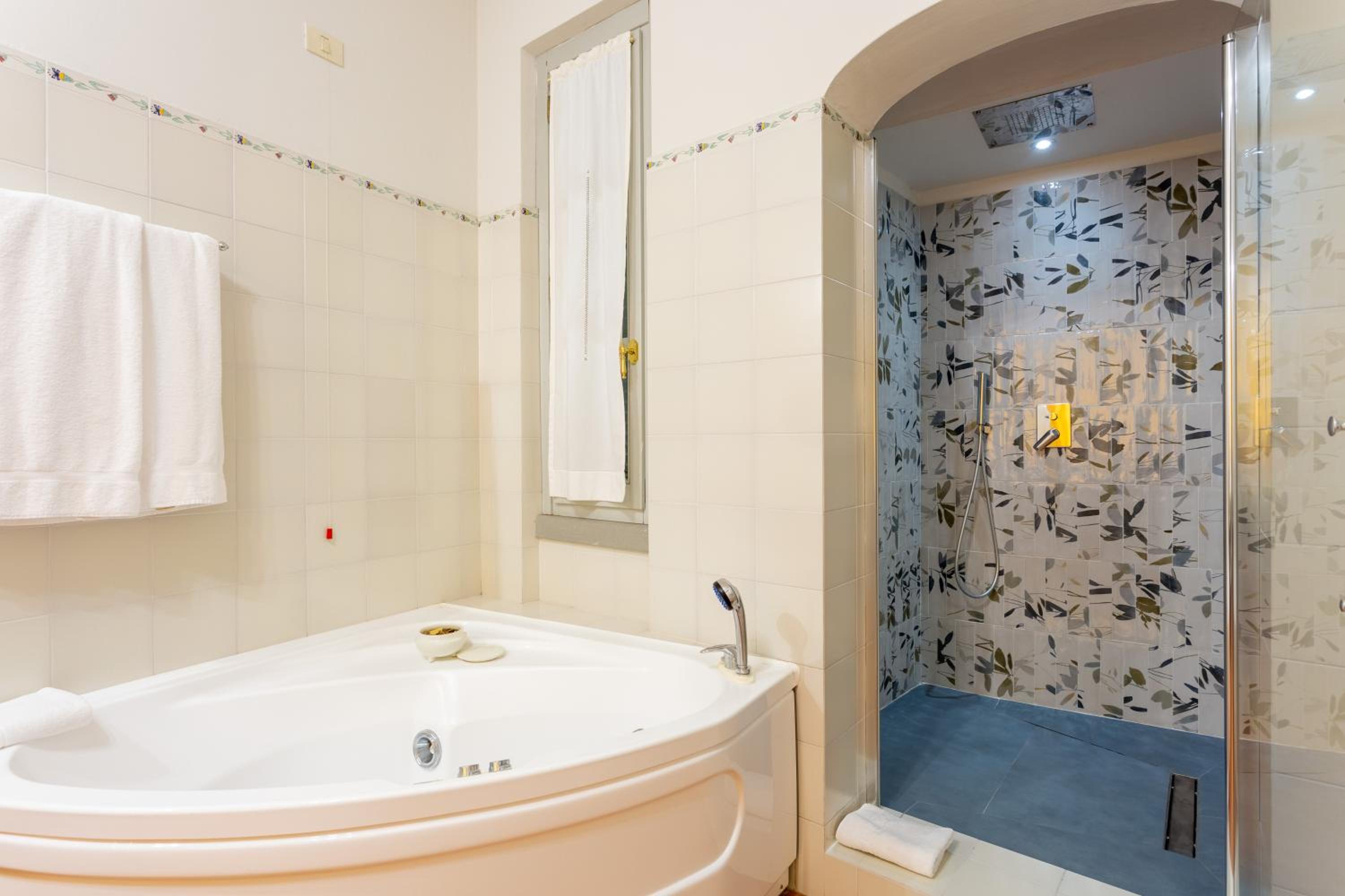 King Suite with Panoramic View - Photo 15