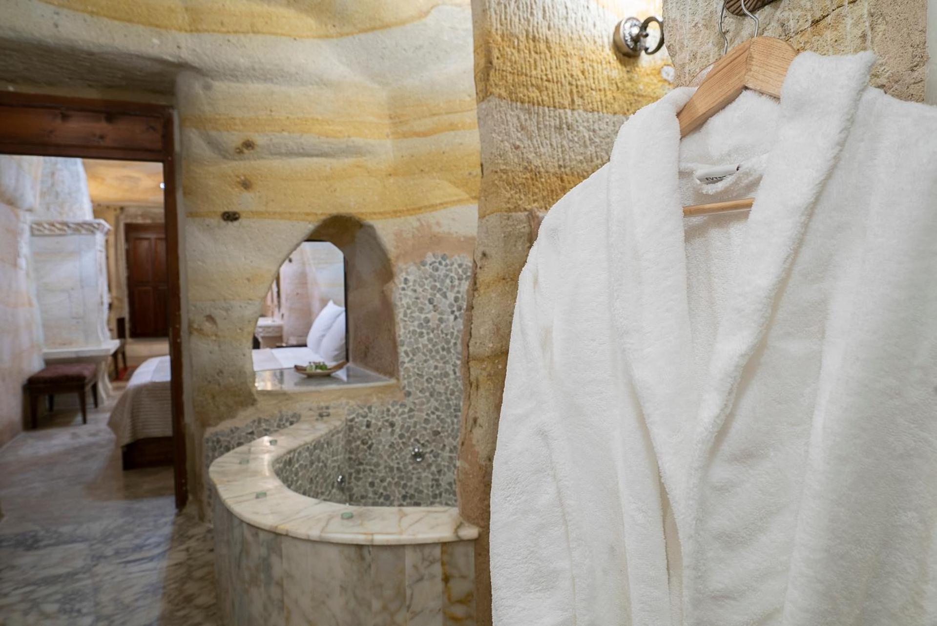 Superior Suite - Photo 35