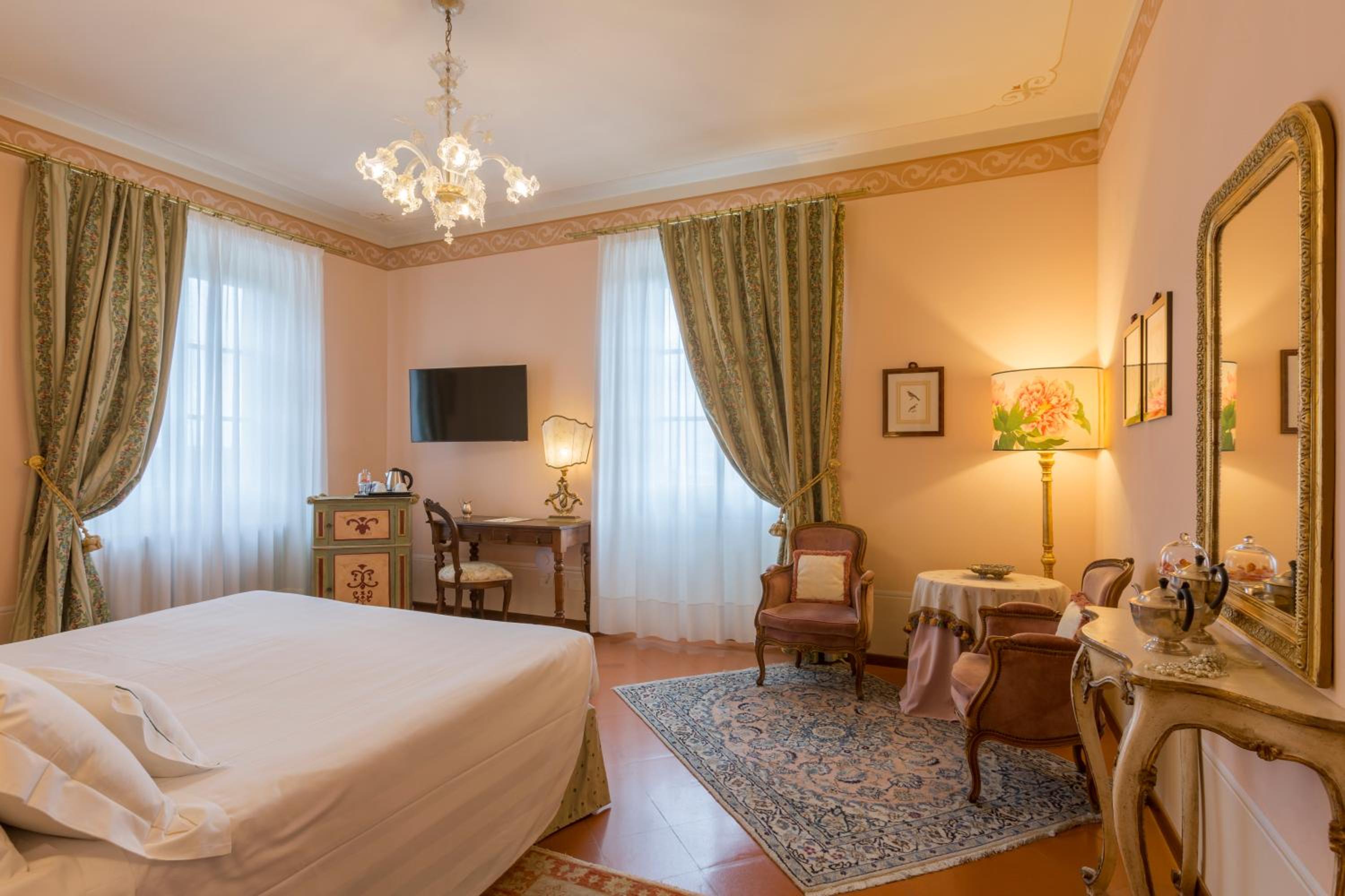 Deluxe King Room with Whirlpool - Photo 12