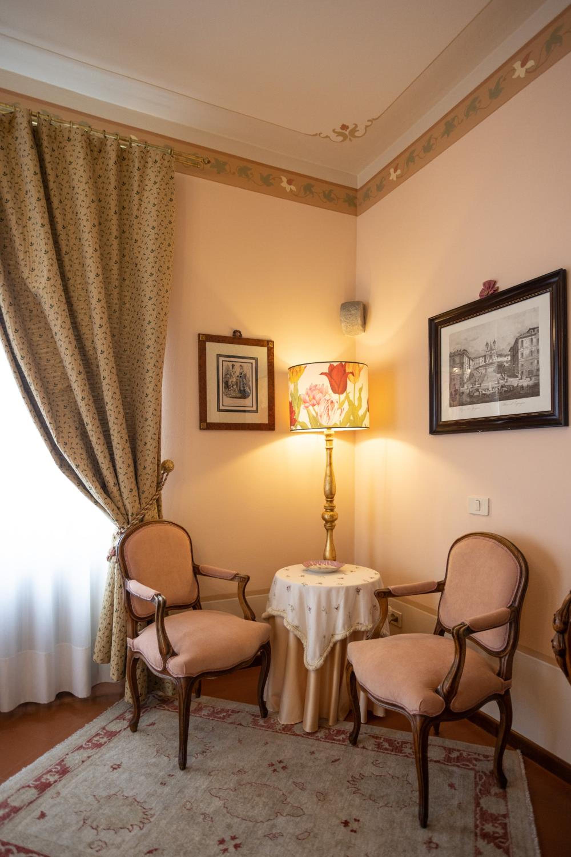 Deluxe King Room with Whirlpool - Photo 9