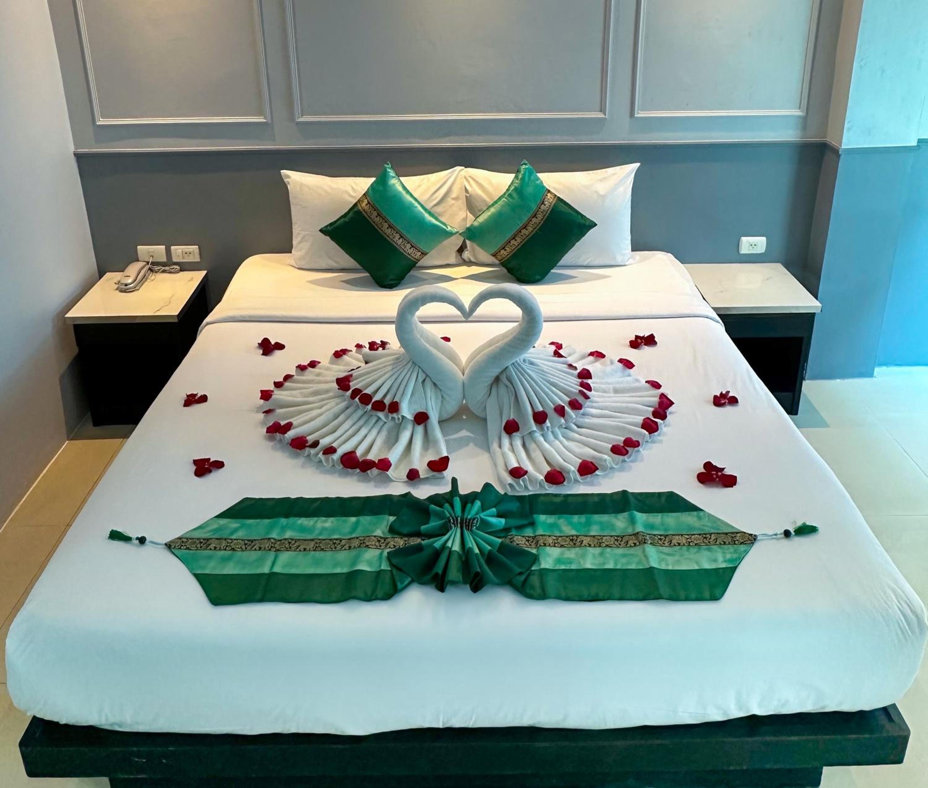 Deluxe Room - Photo 13