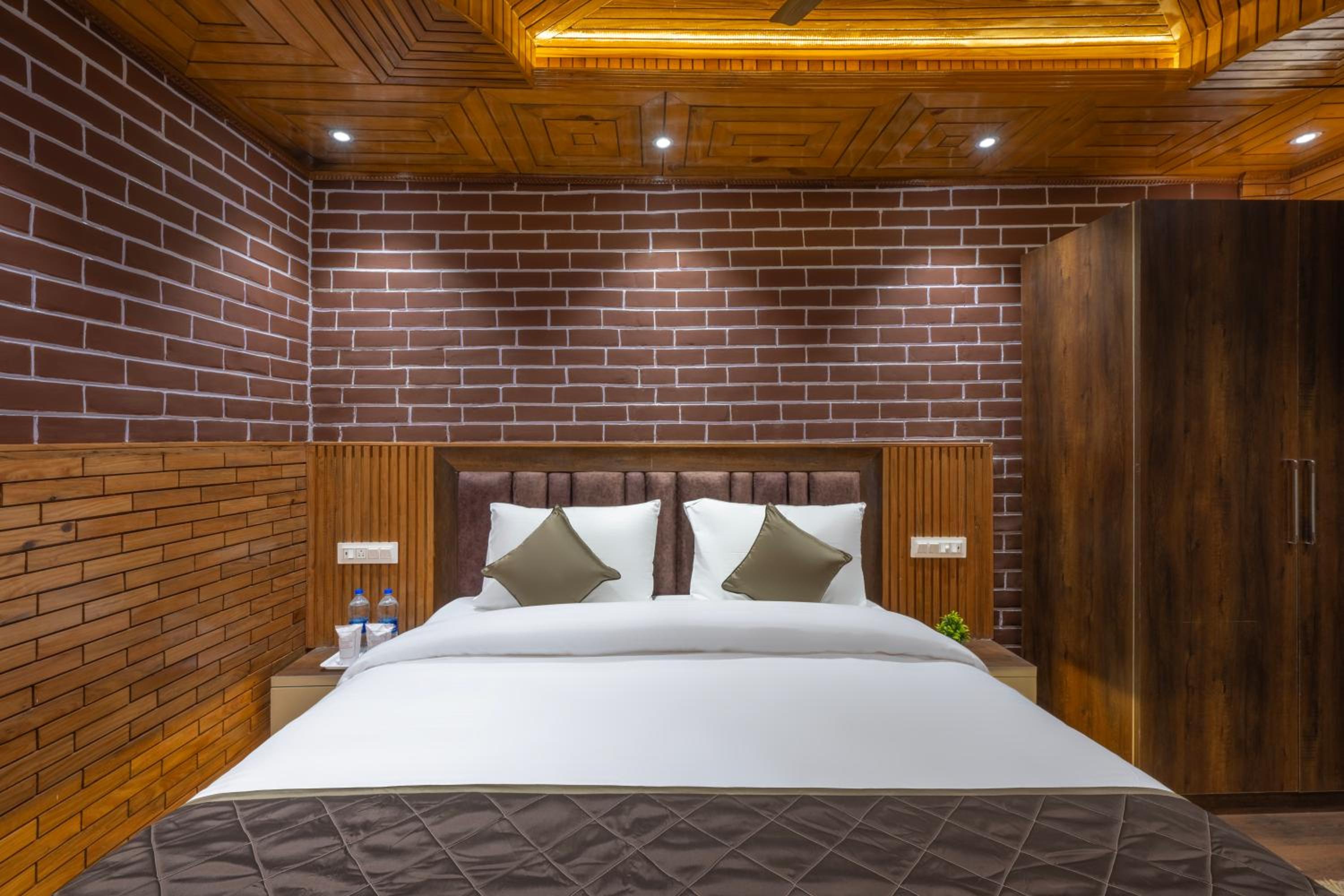 Deluxe Double Room With Balcony photo 3