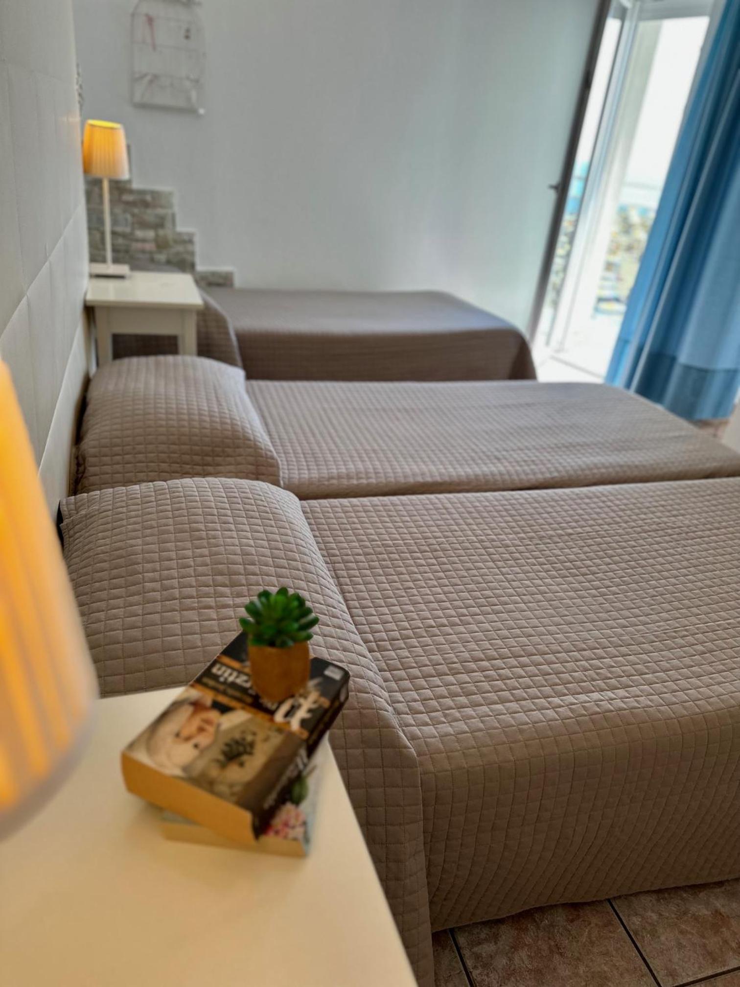 Two Connecting Rooms with Terrace and Front Sea View (4/5 people)