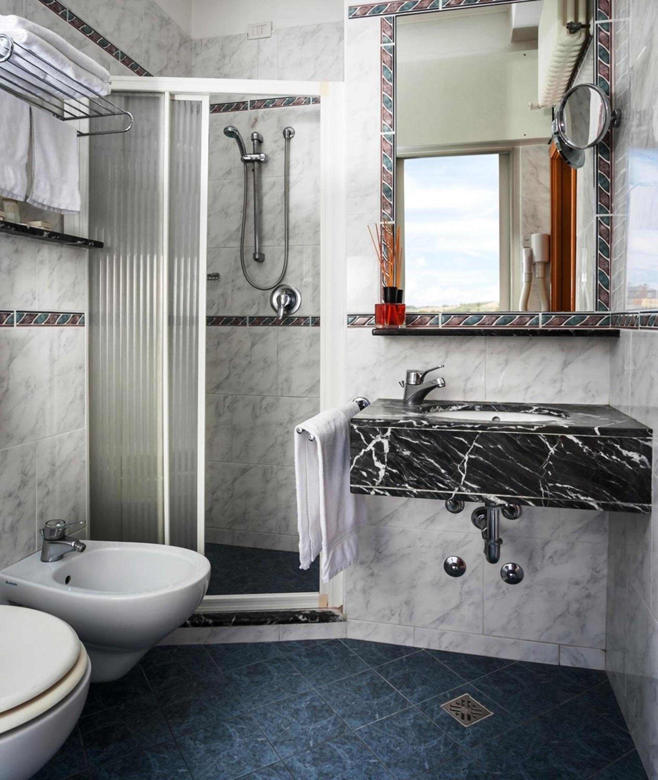 Classic Double or Twin Room - Photo 6