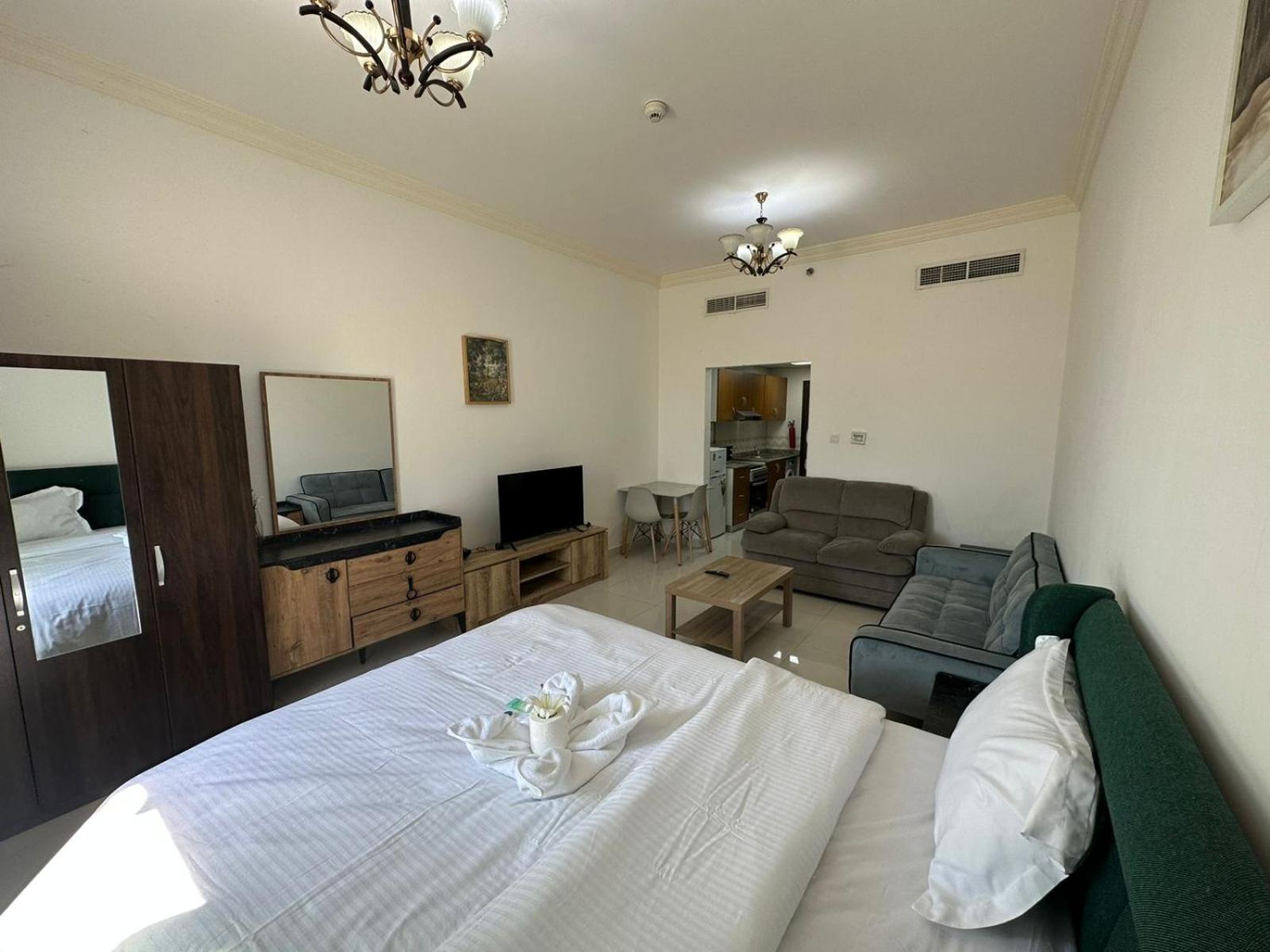 King Studio With Sofa Bed photo 2