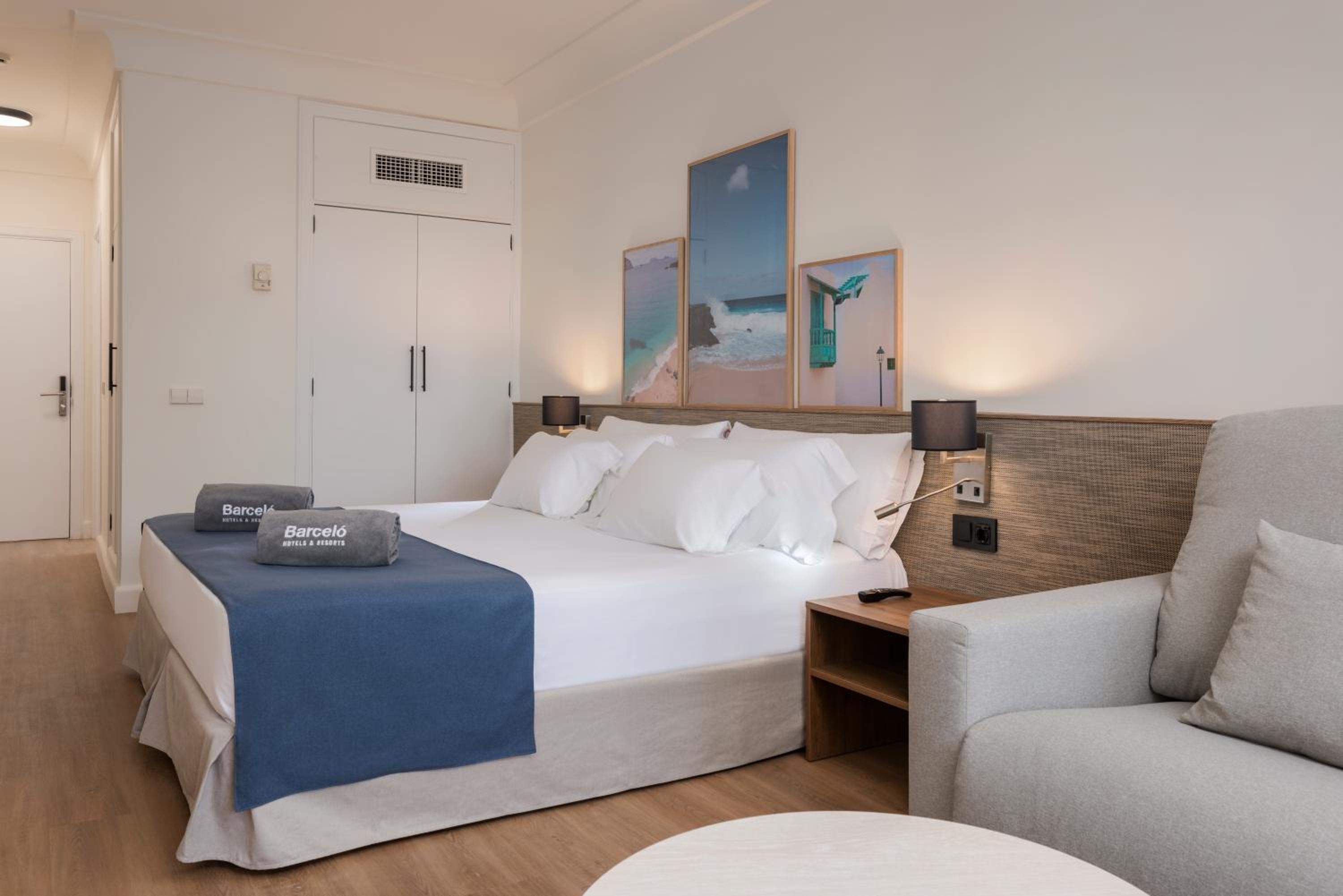 Double Room with Pool View photo 3