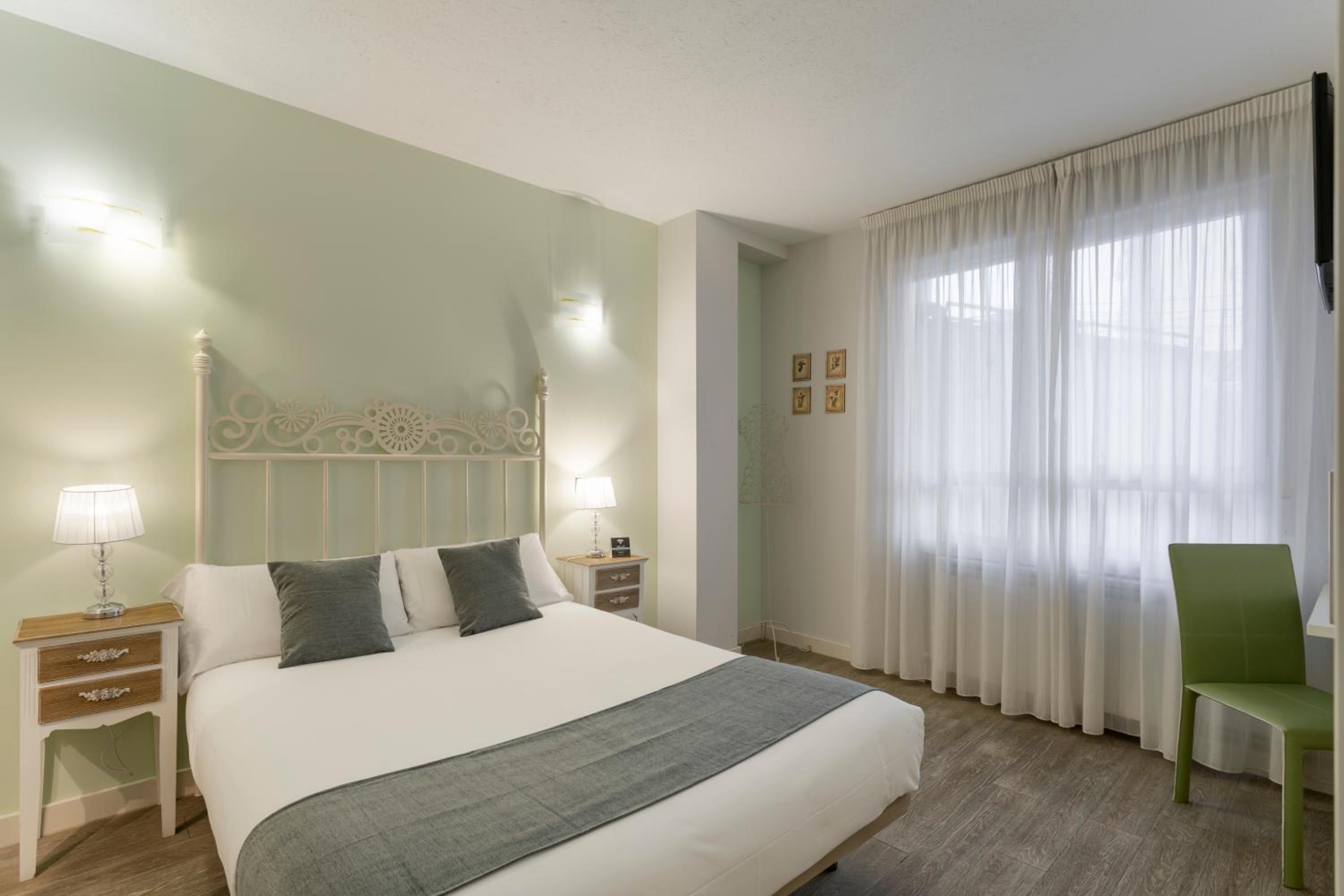 Triple Room with Bathroom photo 2