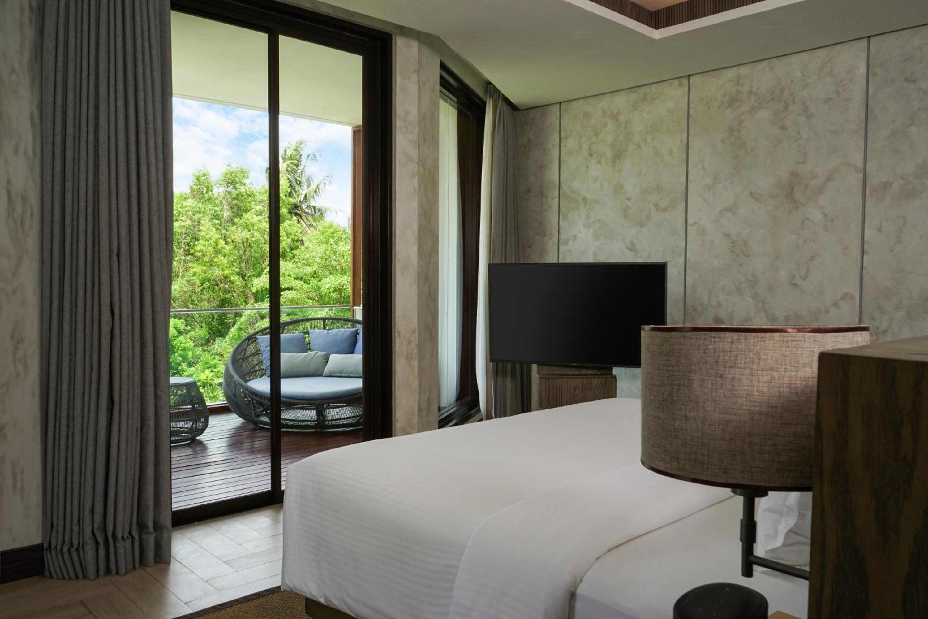 Executive King Room with Balcony - Photo 5