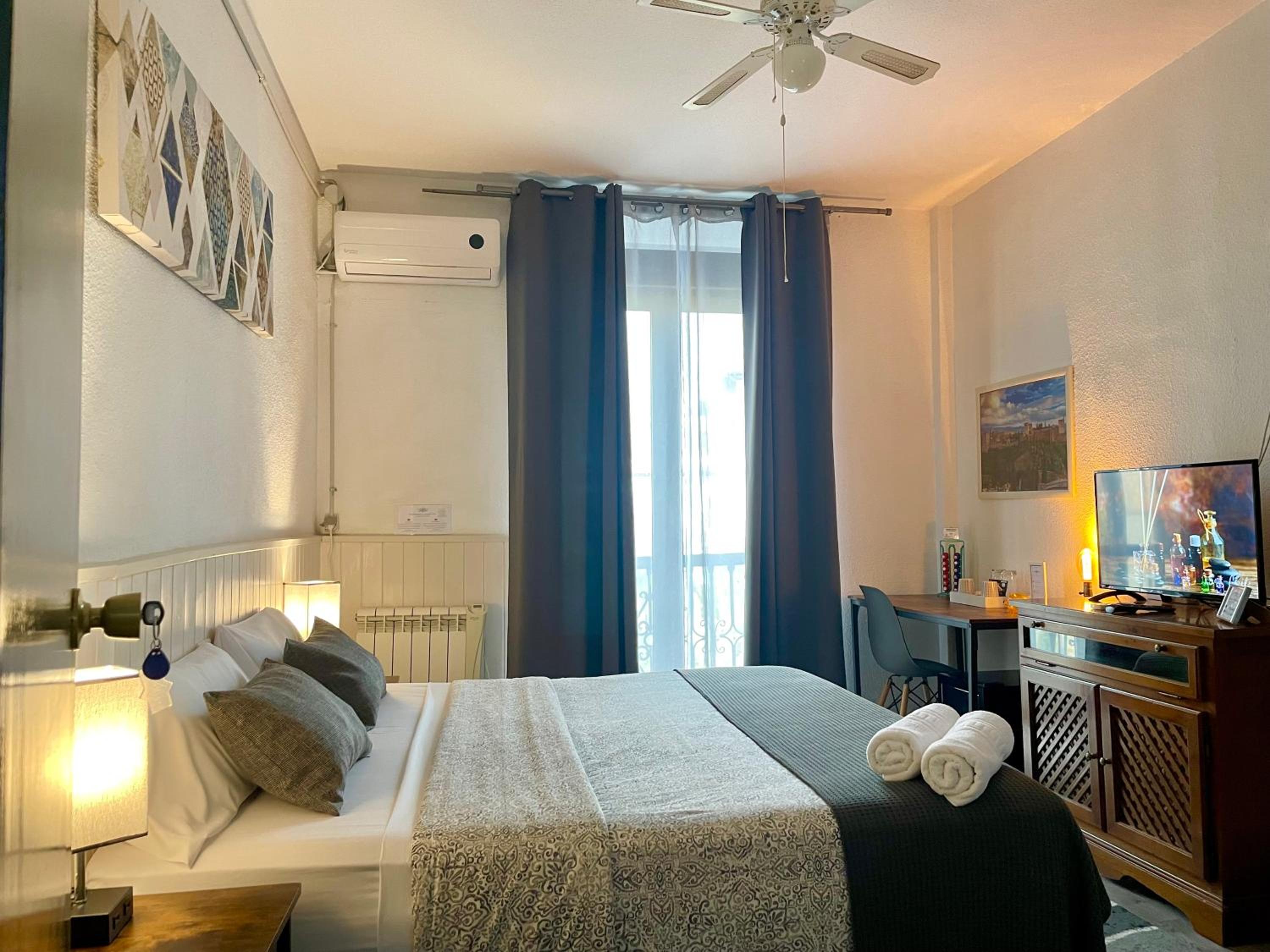 Double Room with Private Bathroom - Photo 7