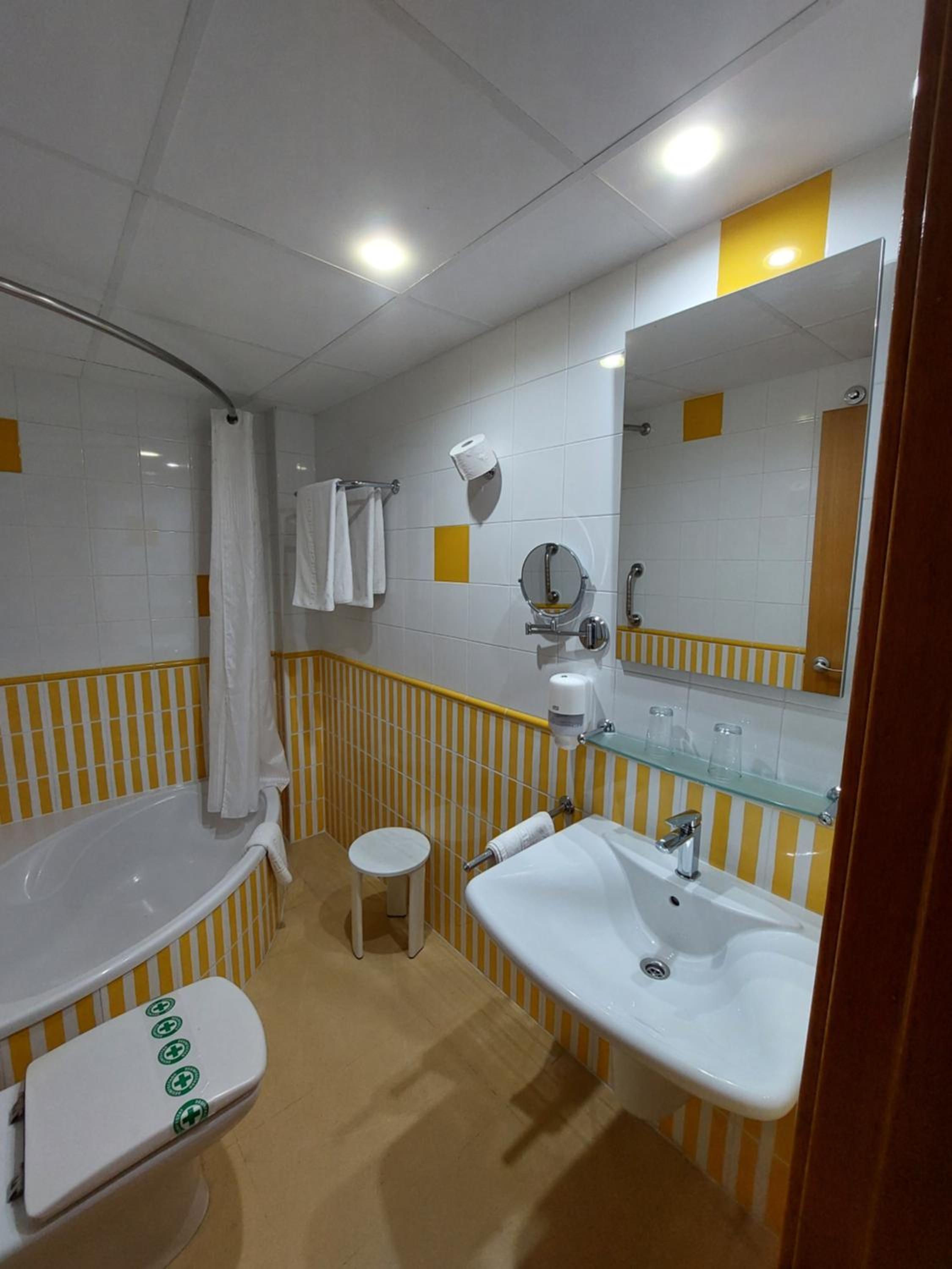Triple Room (2 Adults + 1 Child) photo 2