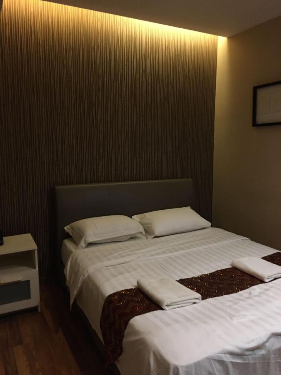 Queen Room photo 2