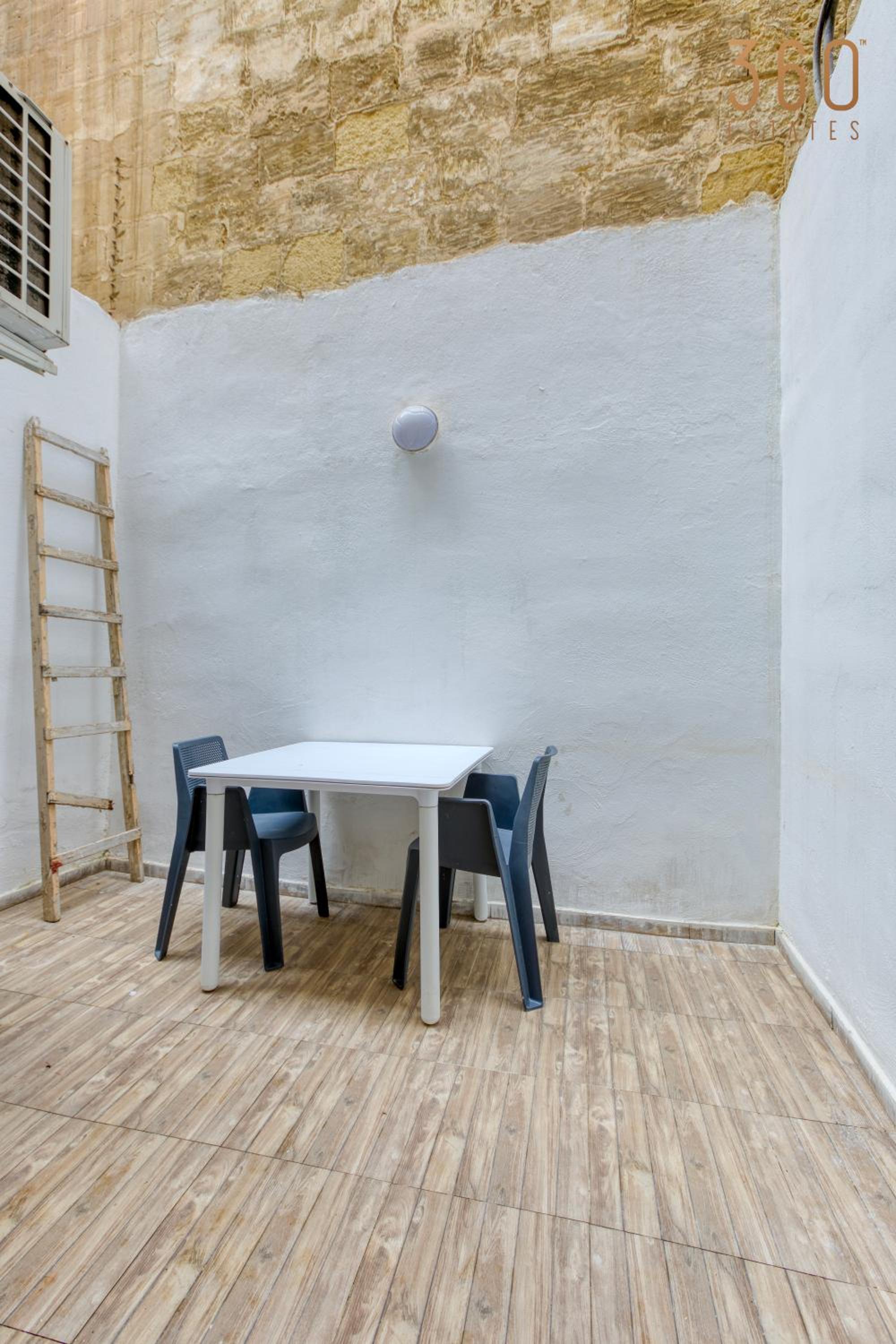 Studio Apartment photo 3