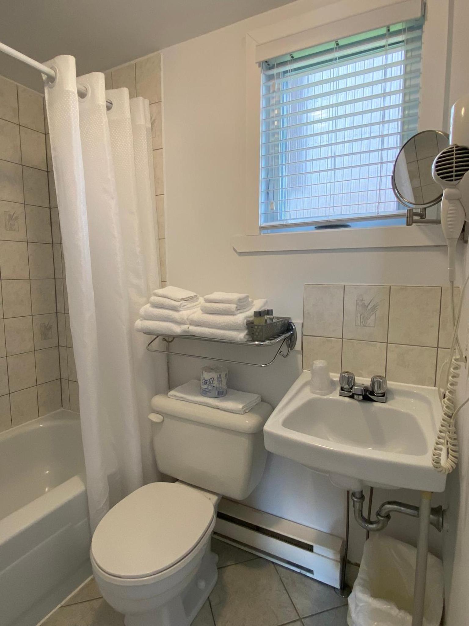 Standard Queen Room with Two Queen Beds - Pet-friendly photo 3