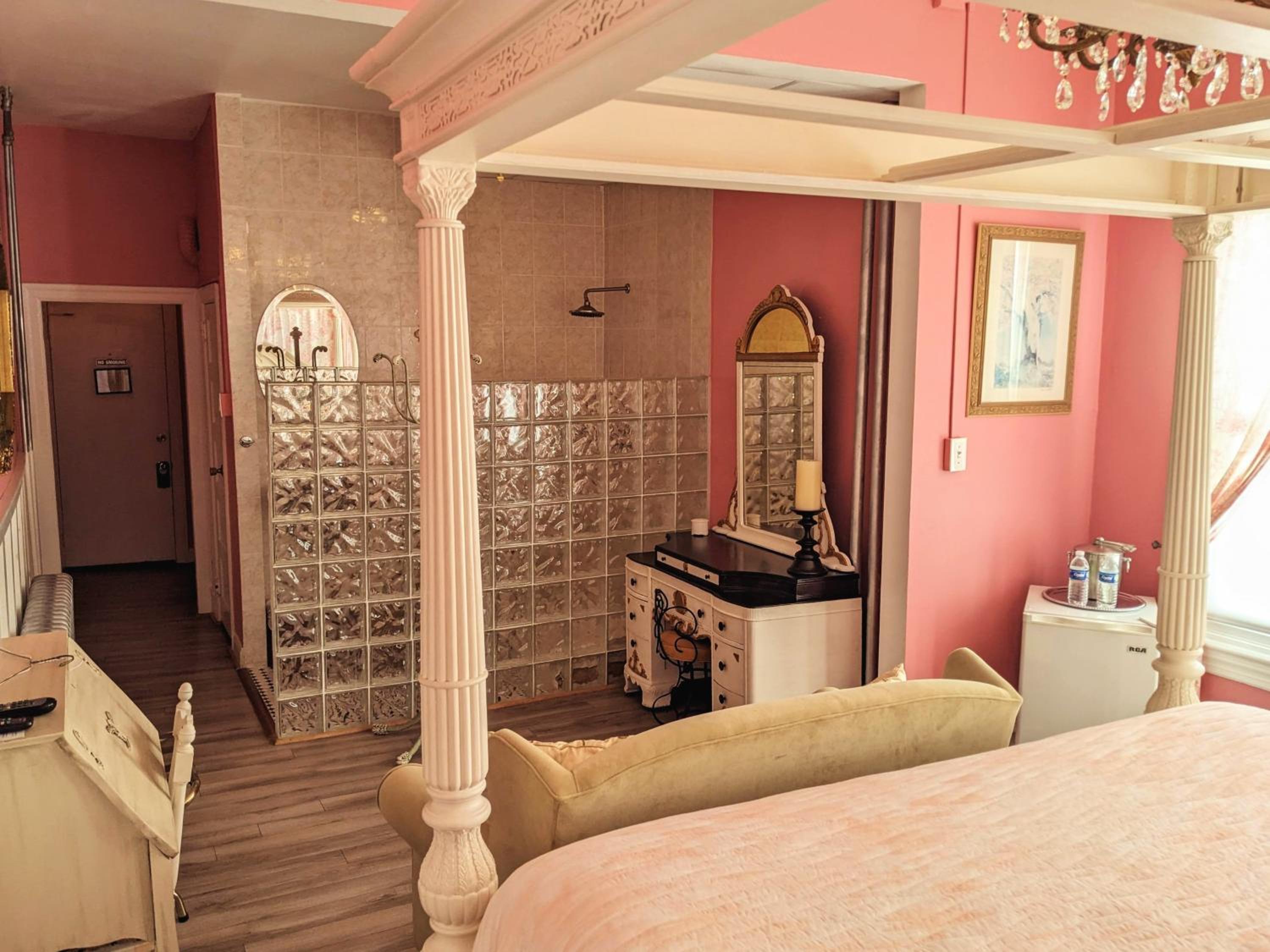 Deluxe King Room - Photo 4