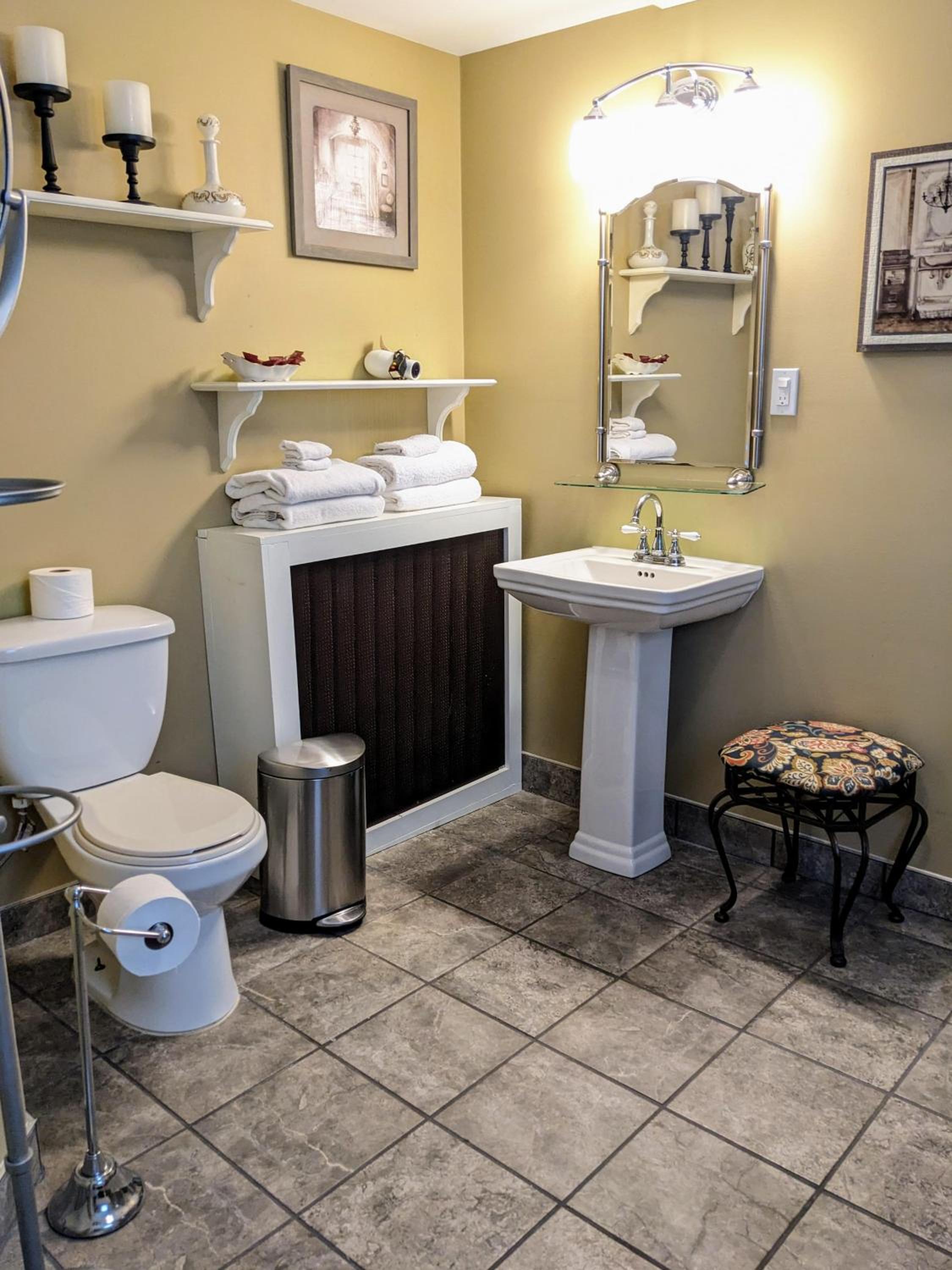 Deluxe King Room - Photo 12