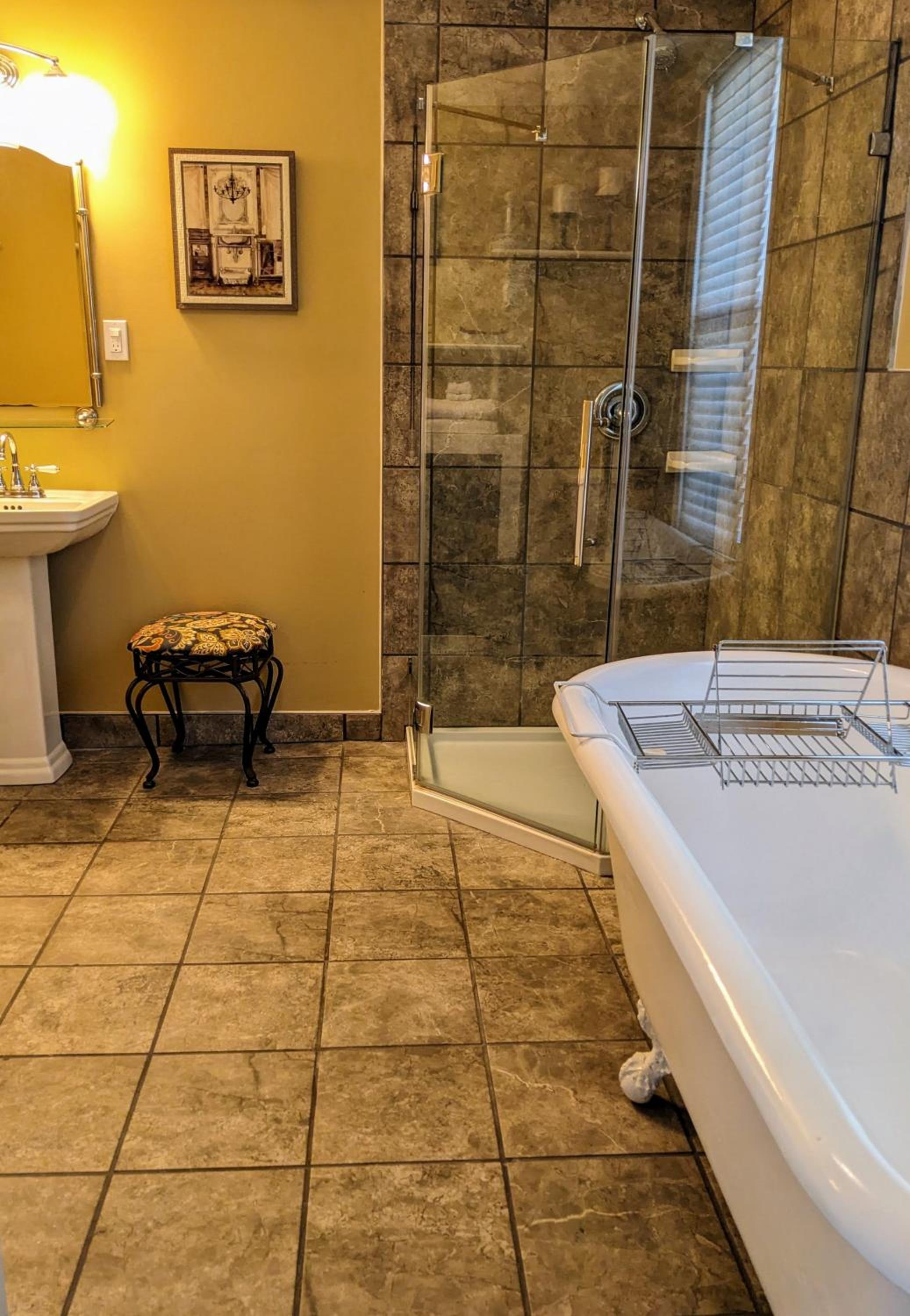 Deluxe King Room - Photo 10
