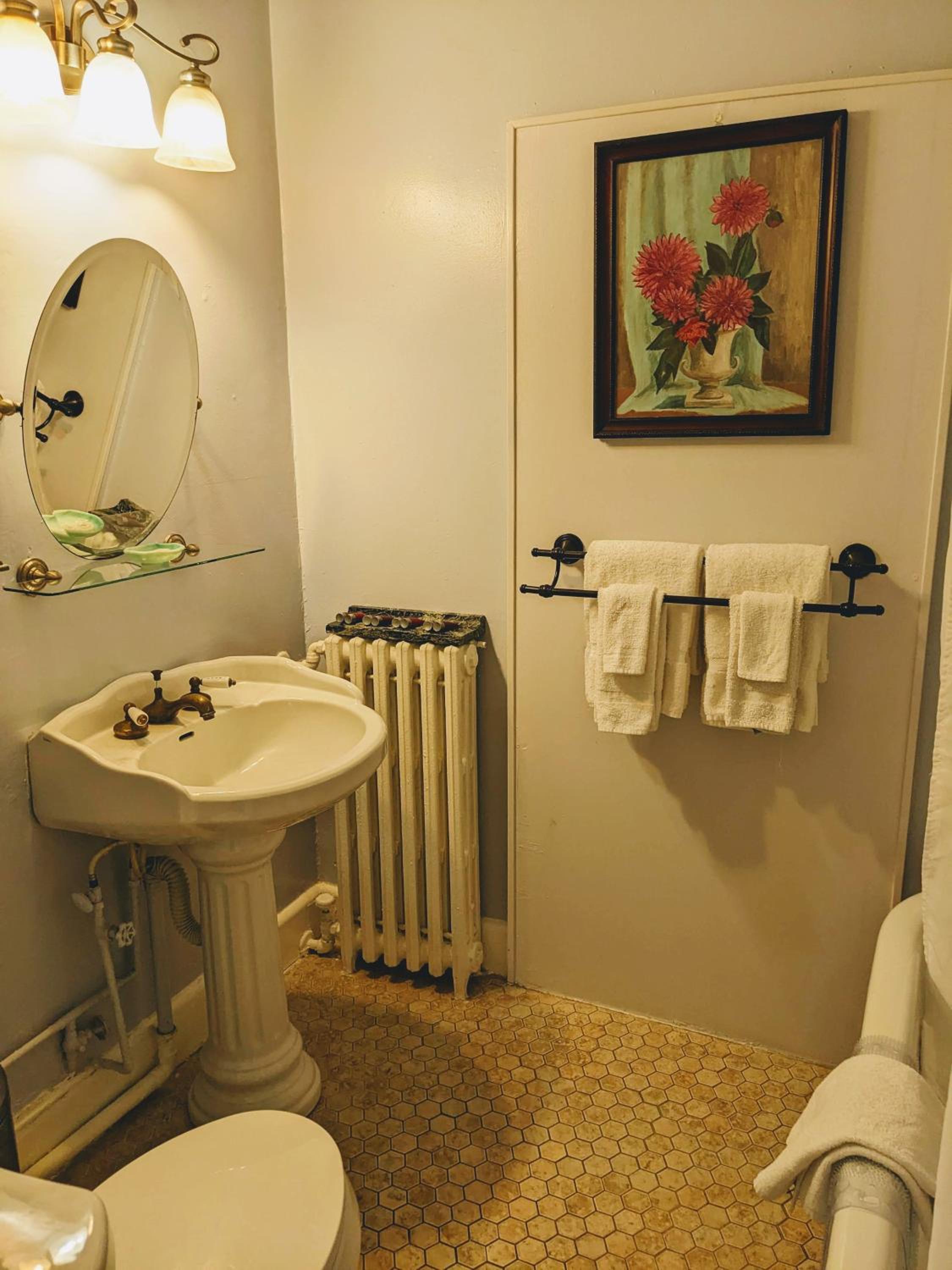 Deluxe King Room - Photo 9