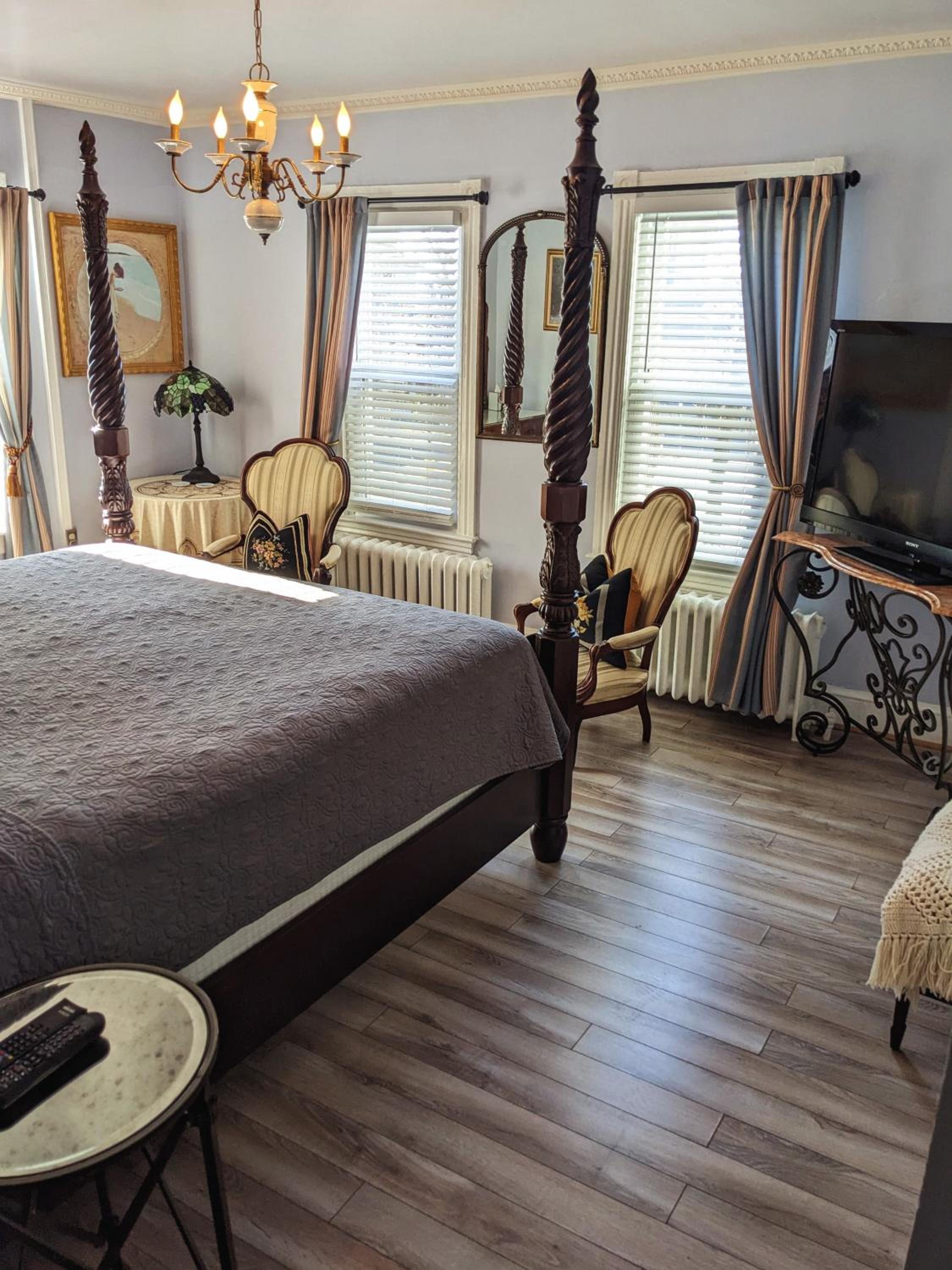 Deluxe King Room - Photo 2