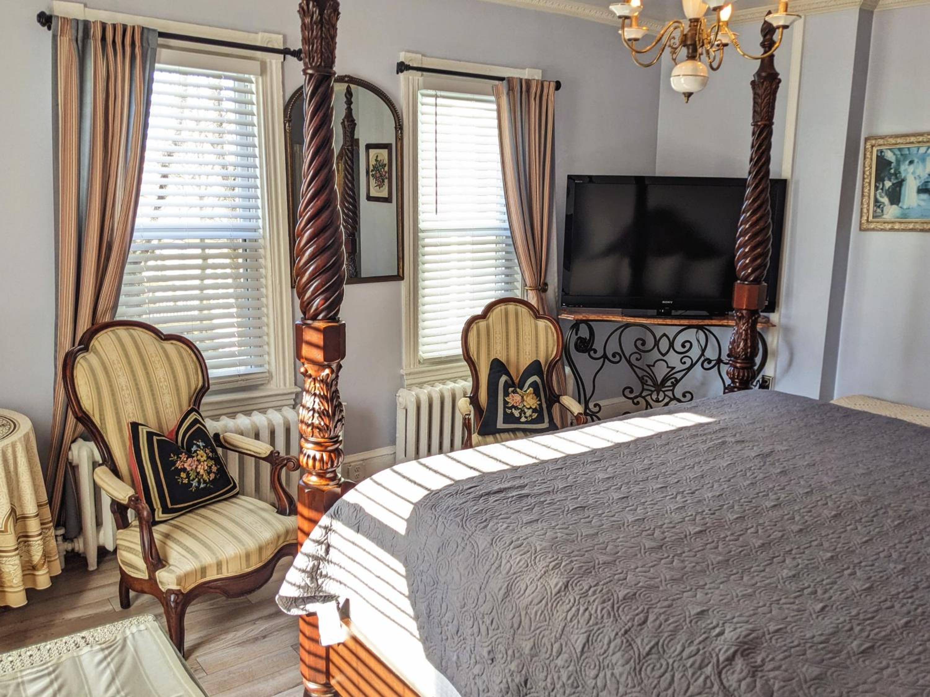Deluxe King Room - Photo 8