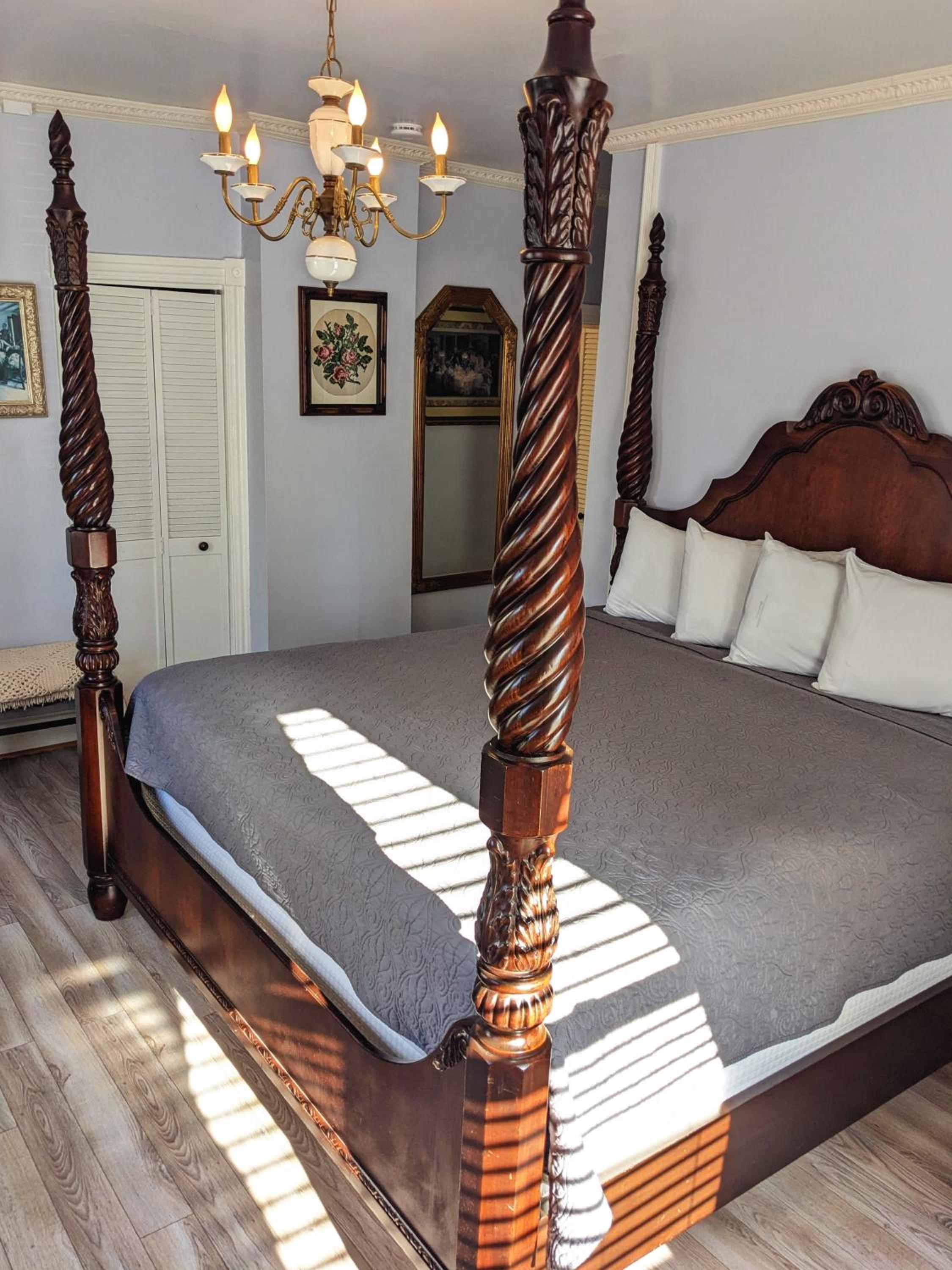 Deluxe King Room - Photo 7