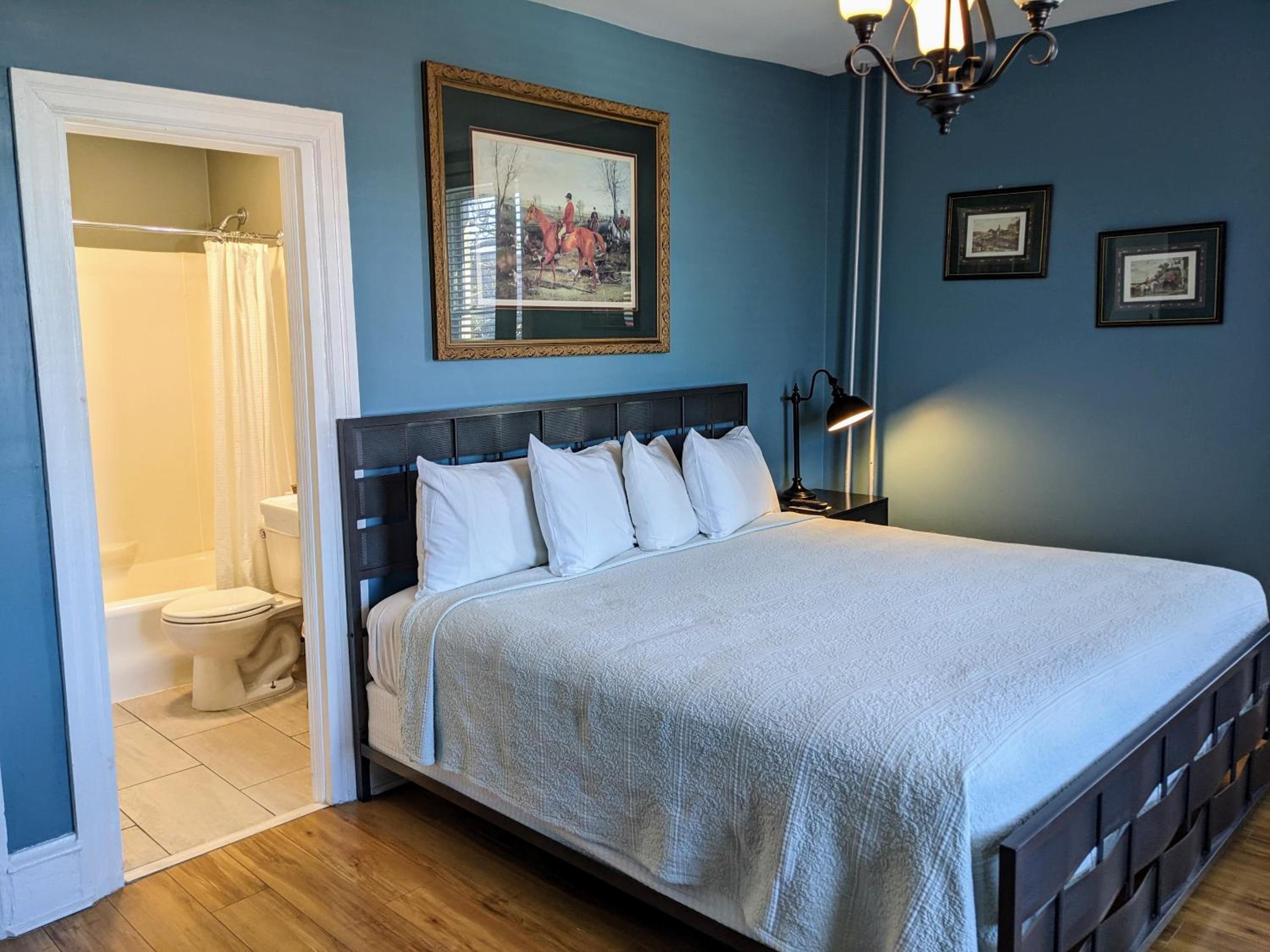 Standard King Room - Photo 15