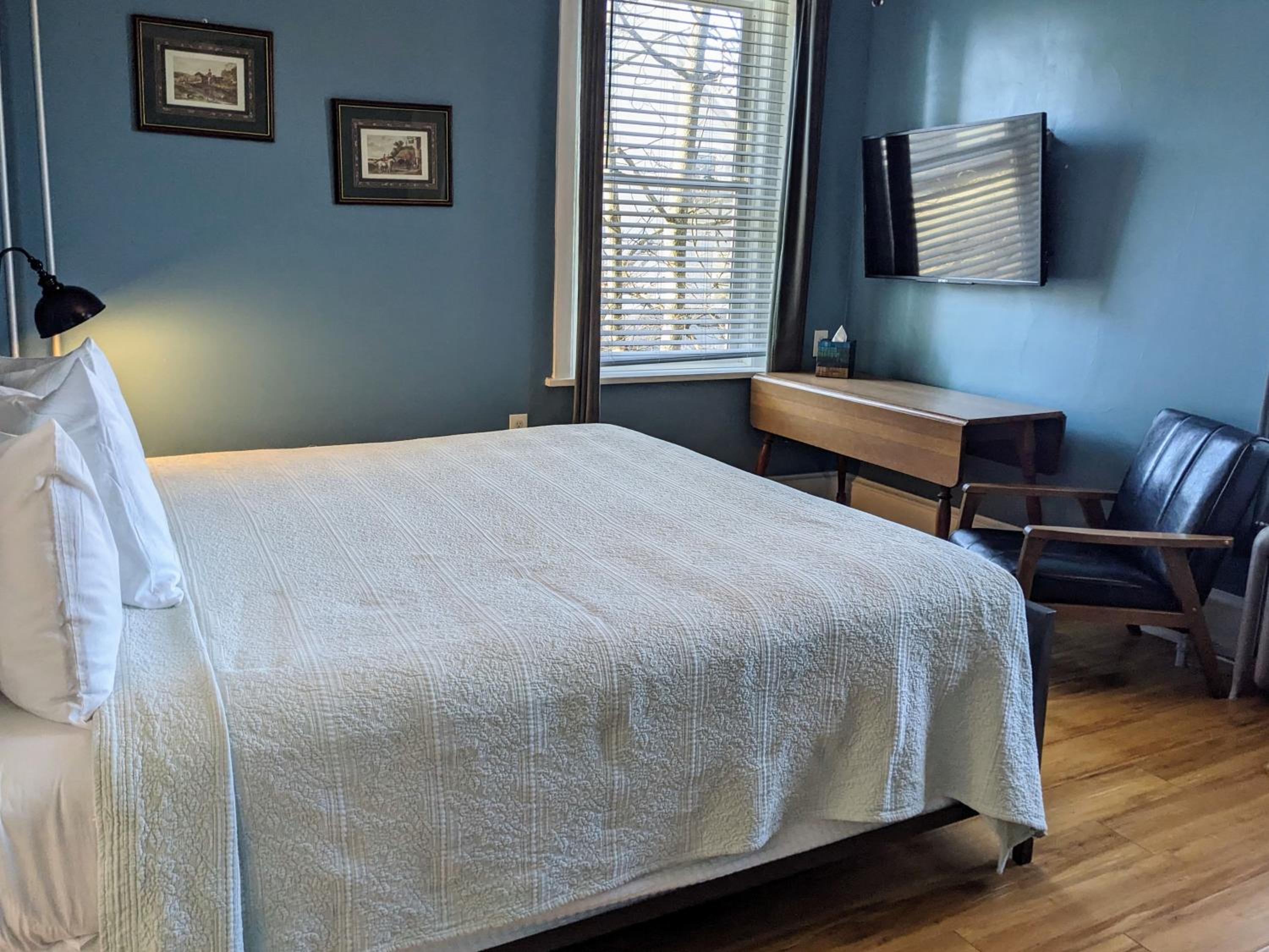 Standard King Room - Photo 13