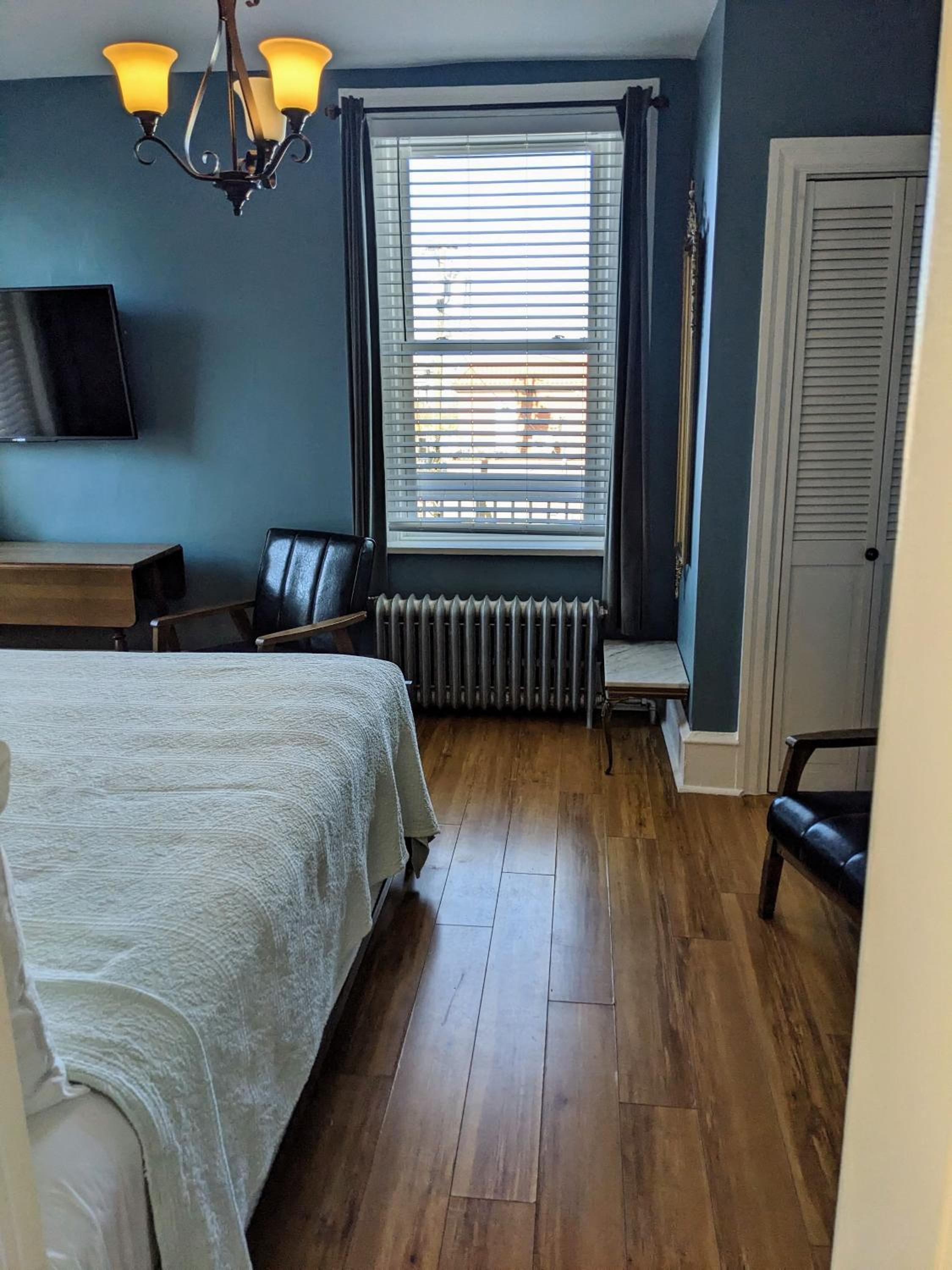 Standard King Room - Photo 12