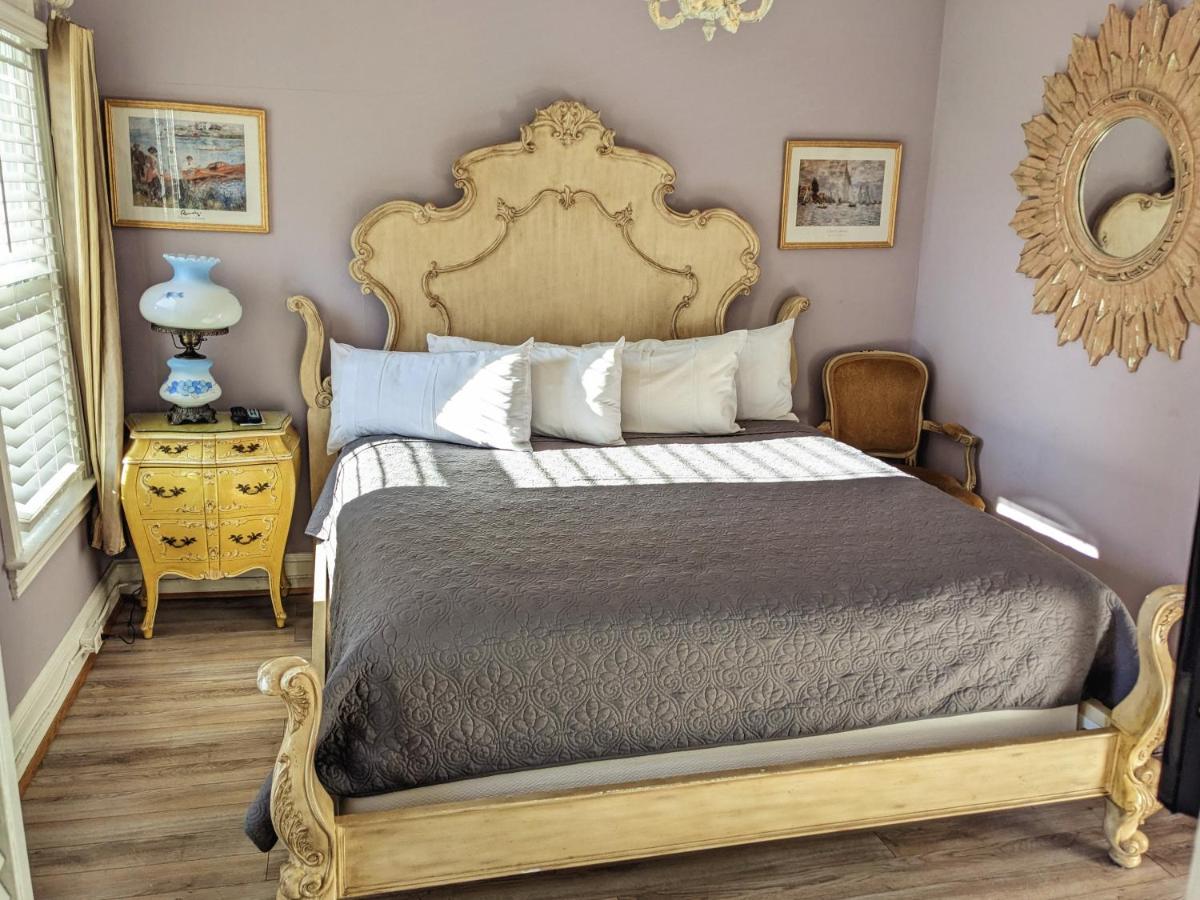 Standard King Room - Photo 4