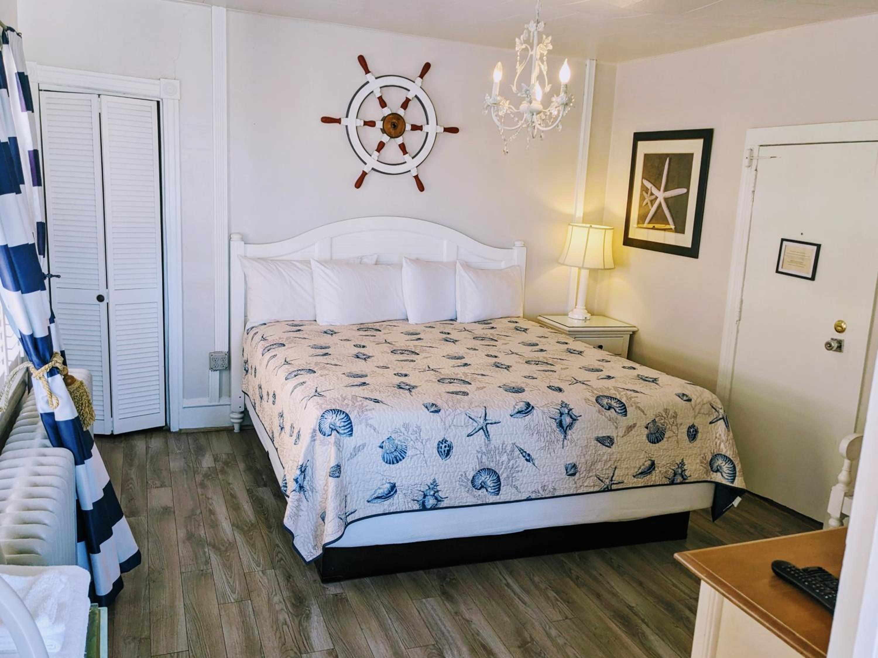 Standard King Room - Photo 21