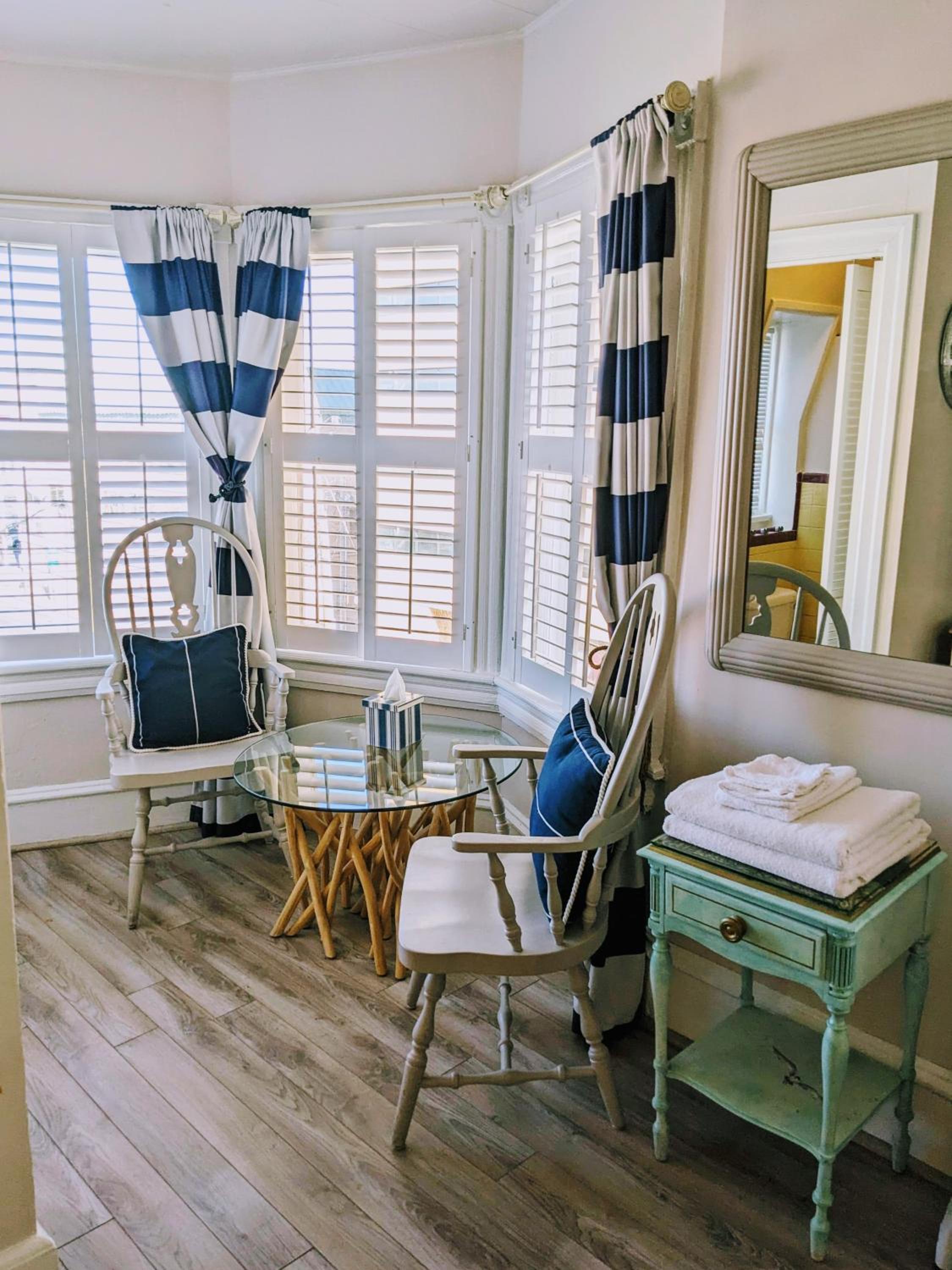 Standard King Room - Photo 19