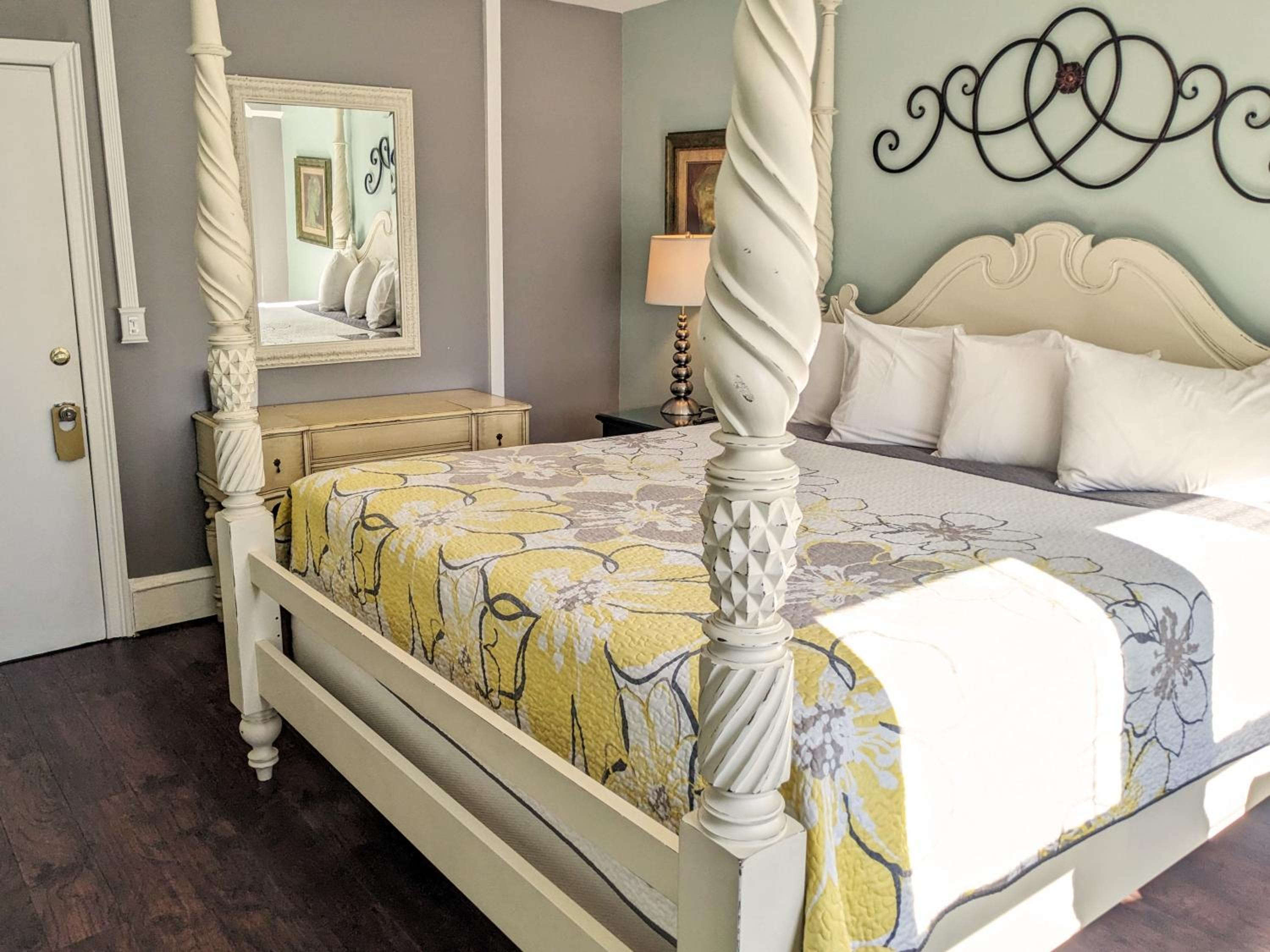 Standard King Room - Photo 7