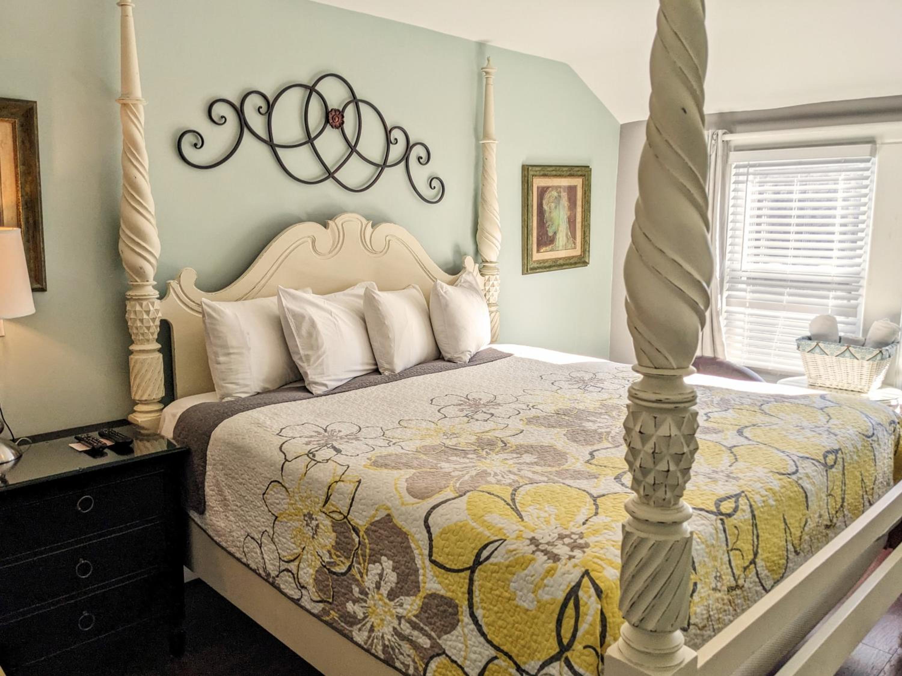 Standard King Room - Photo 24