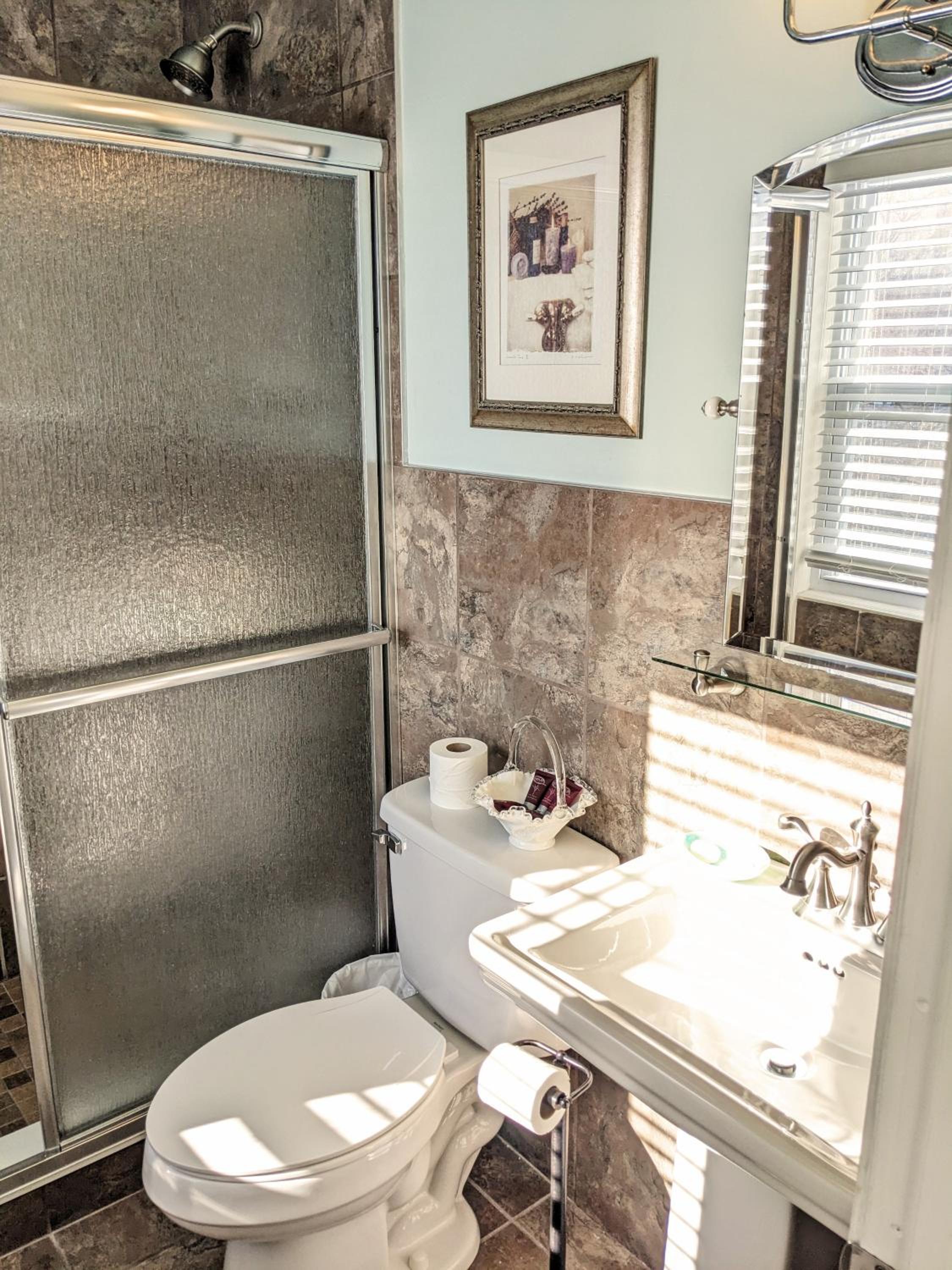 Standard King Room - Photo 23