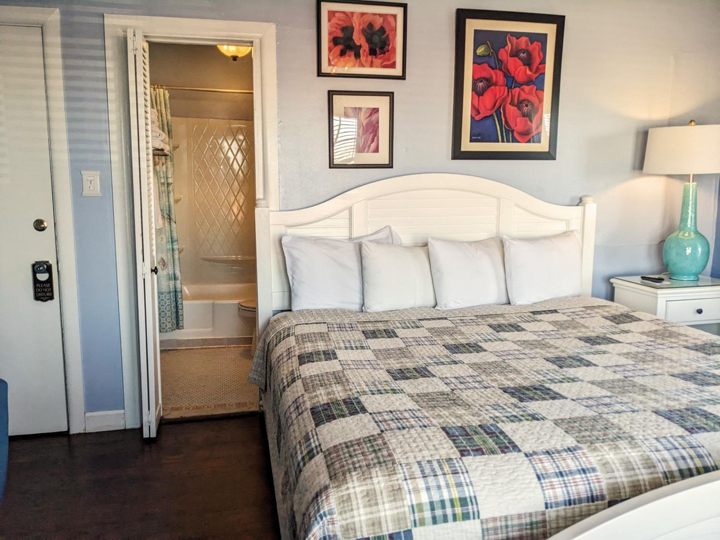 Standard King Room - Photo 26