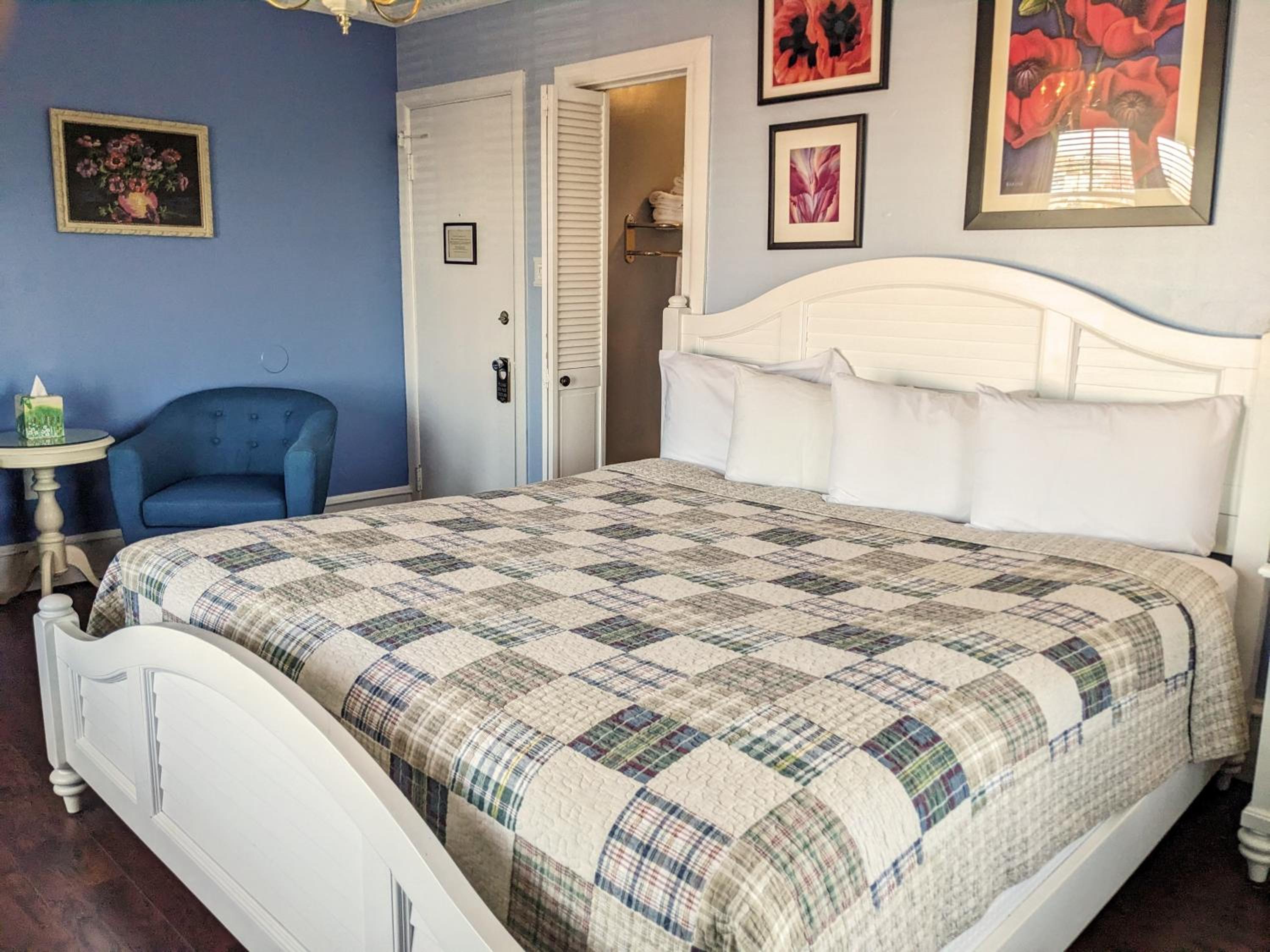 Standard King Room - Photo 25
