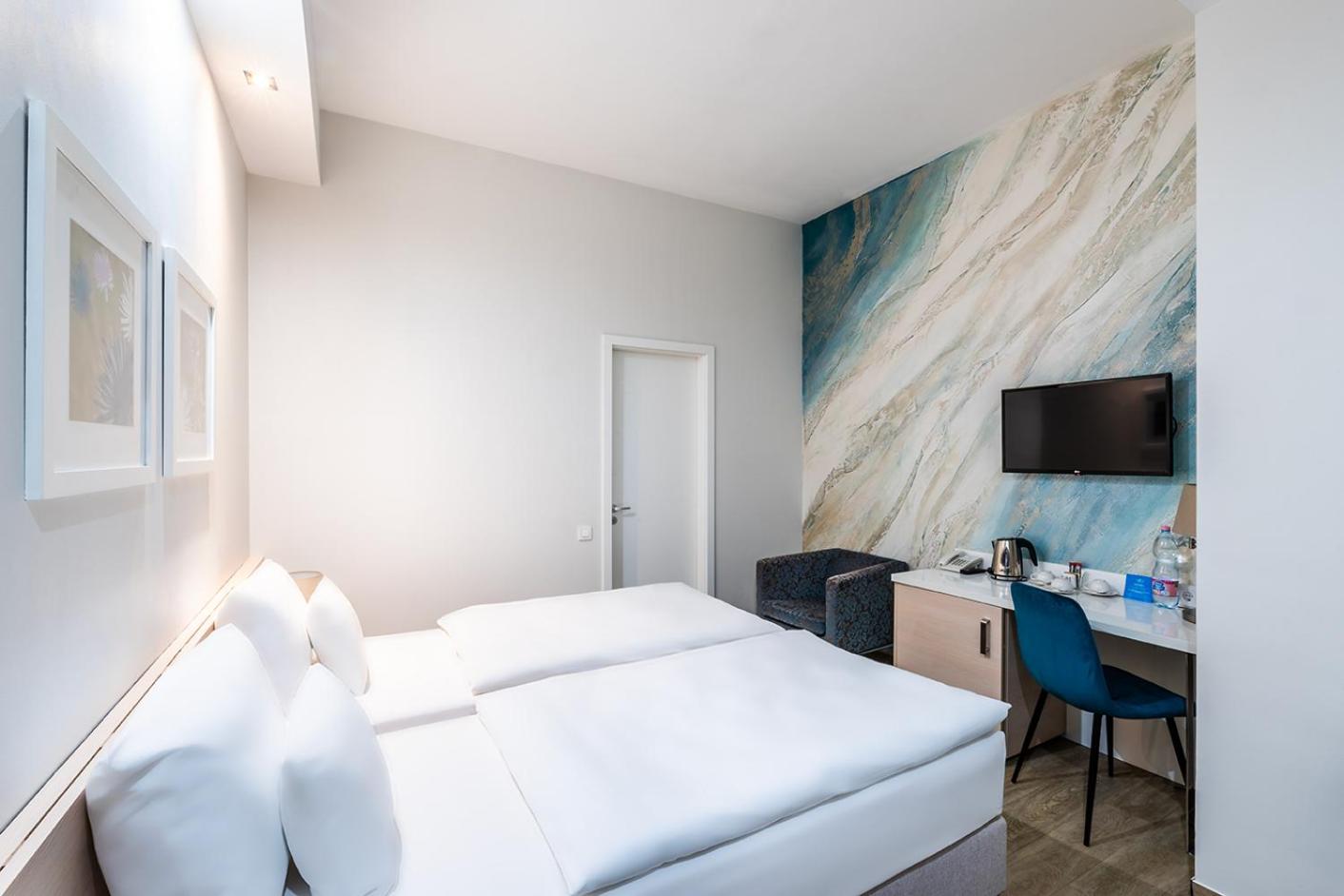 Double or Twin Room with Extra Bed - Photo 6