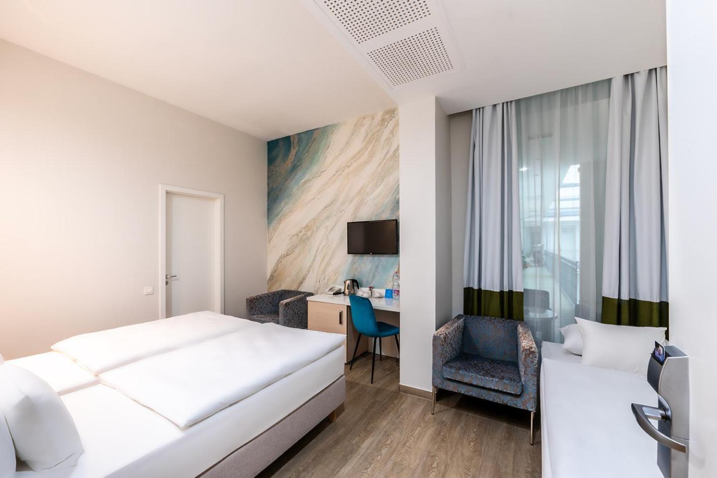 Double or Twin Room with Extra Bed - Photo 8