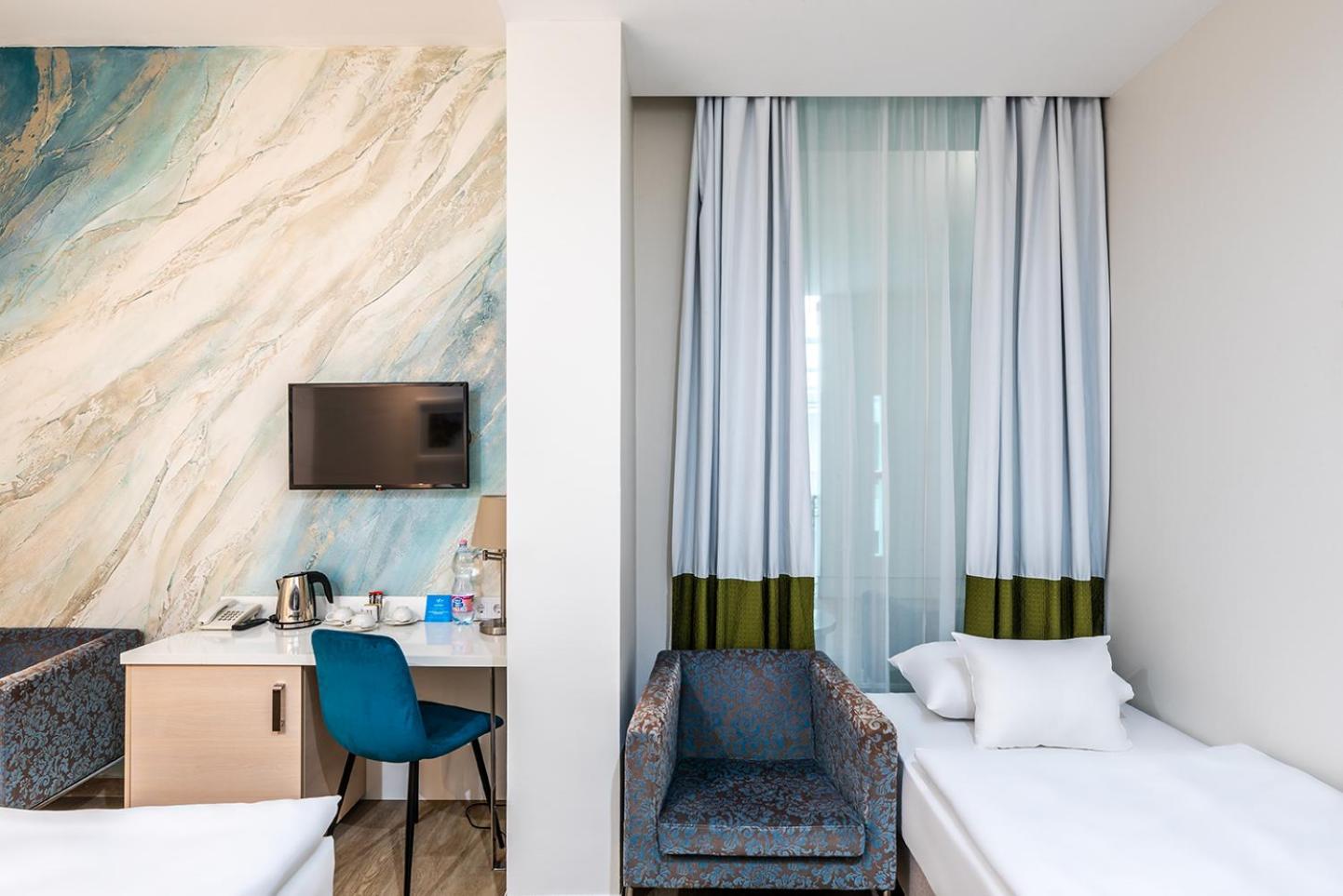 Double or Twin Room with Extra Bed - Photo 2