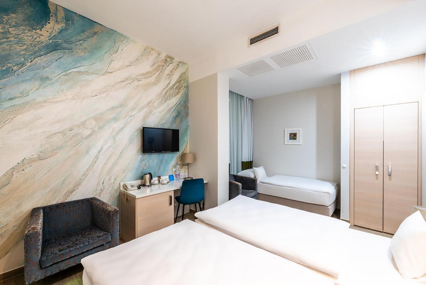 Double or Twin Room with Extra Bed - Photo 1