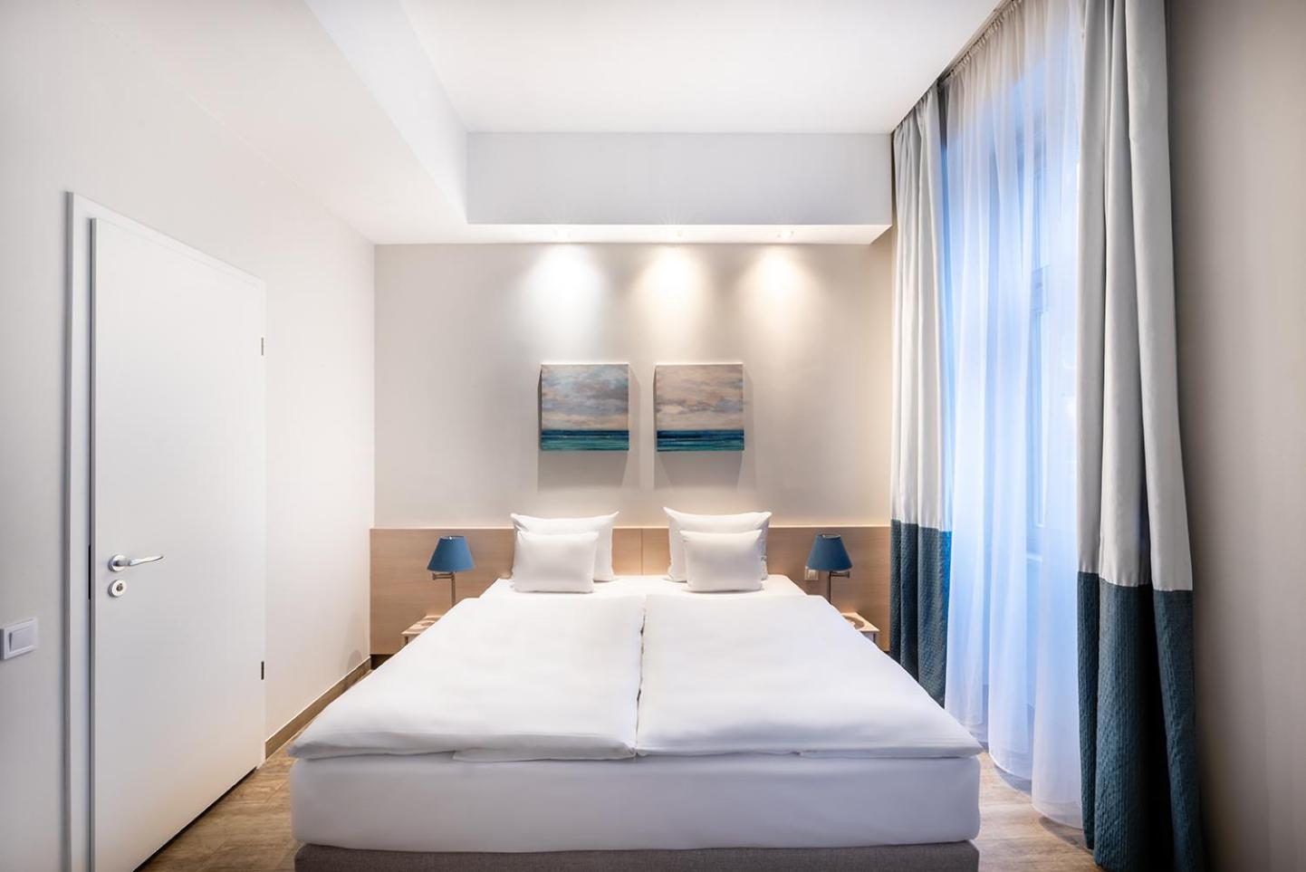 Deluxe Double or Twin Room with City View - Photo 4