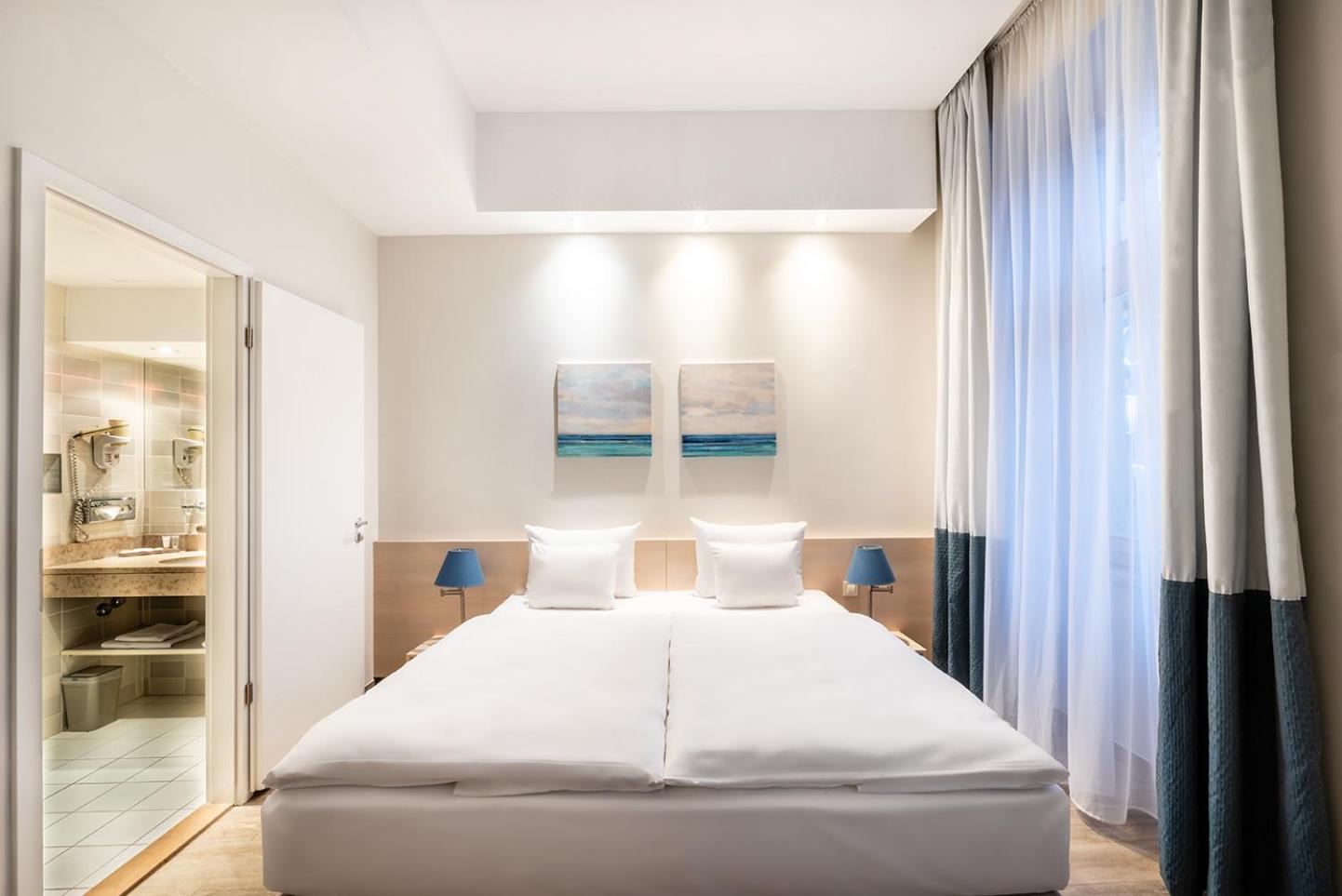 Deluxe Double or Twin Room with City View - Photo 9