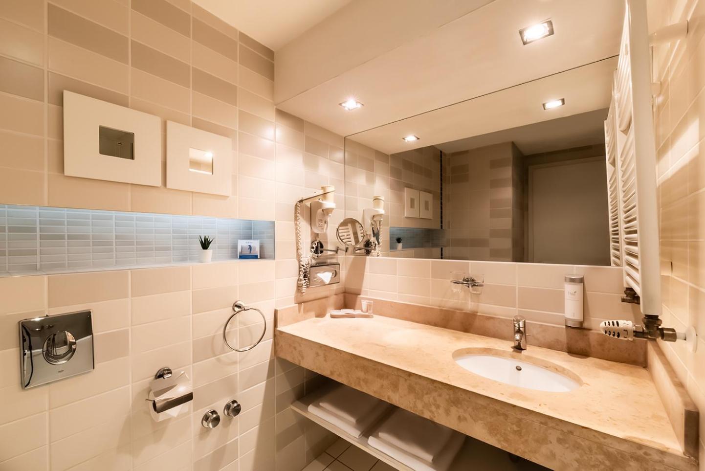 Deluxe Double or Twin Room with City View - Photo 3