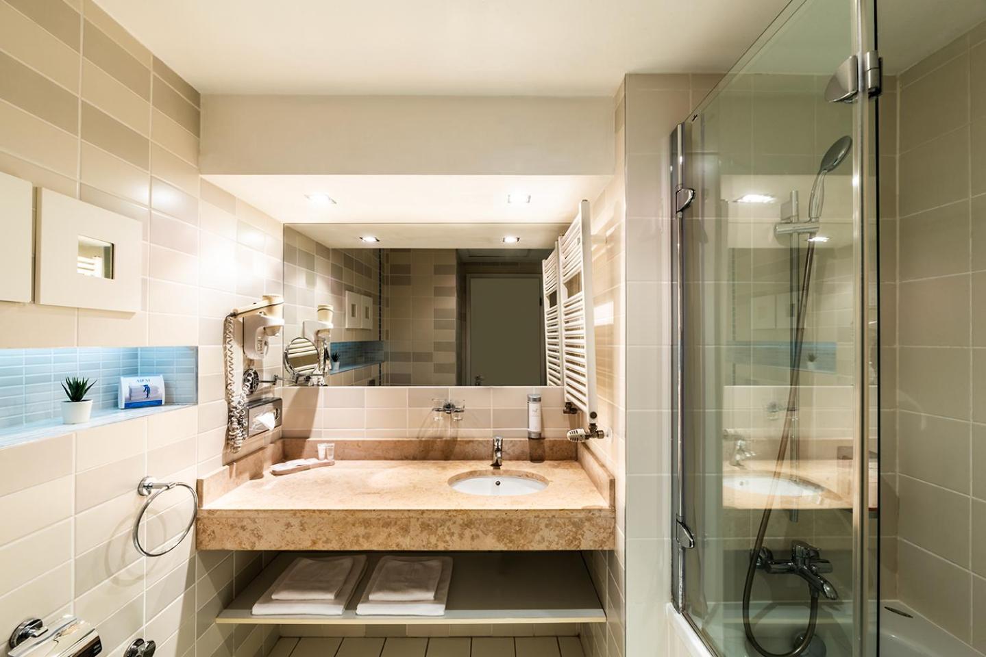 Deluxe Double or Twin Room with City View - Photo 2