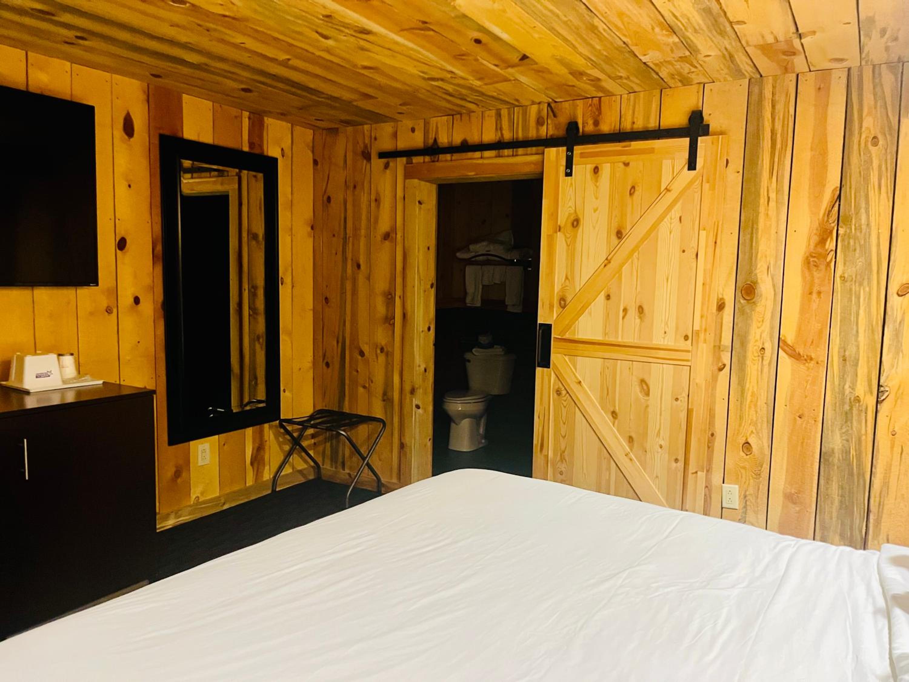 Rustic 1 King Bed Non-Smoking - Photo 4