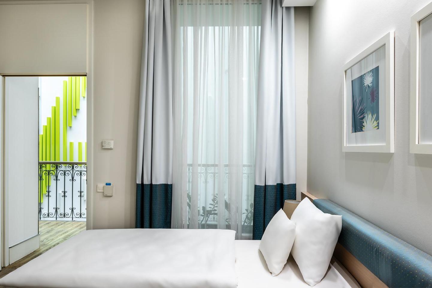 Double or twin room with Atrium view  - Photo 3